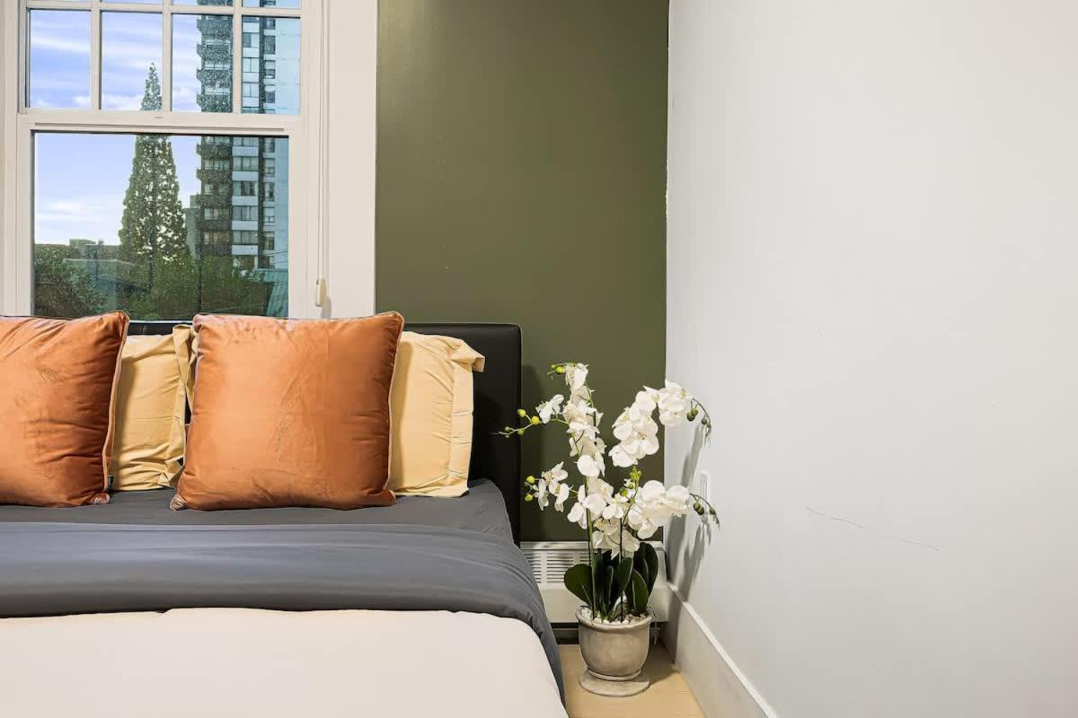 Stylish Near Restaurants & Amenities
