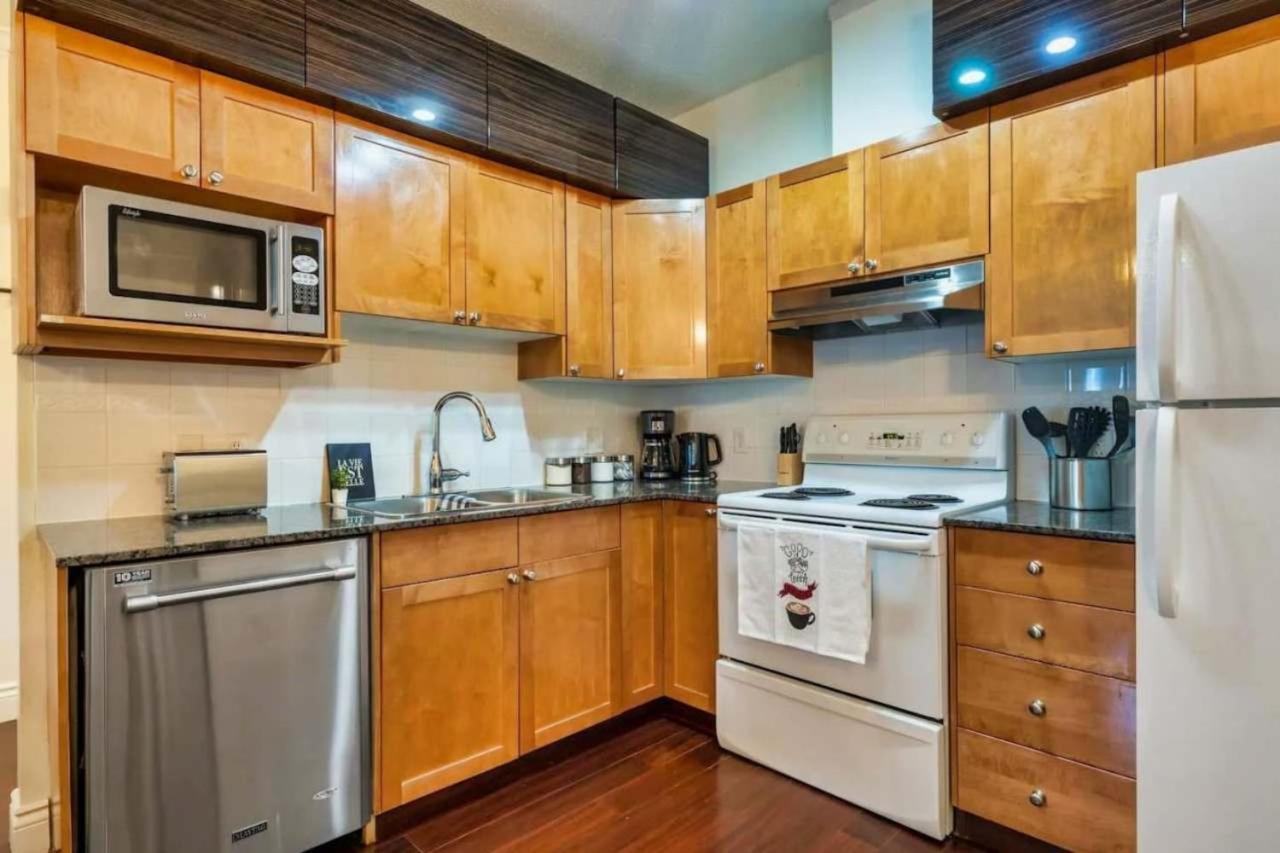 Charming Upper-level 3-bedroom House On Beatrice Holiday home *