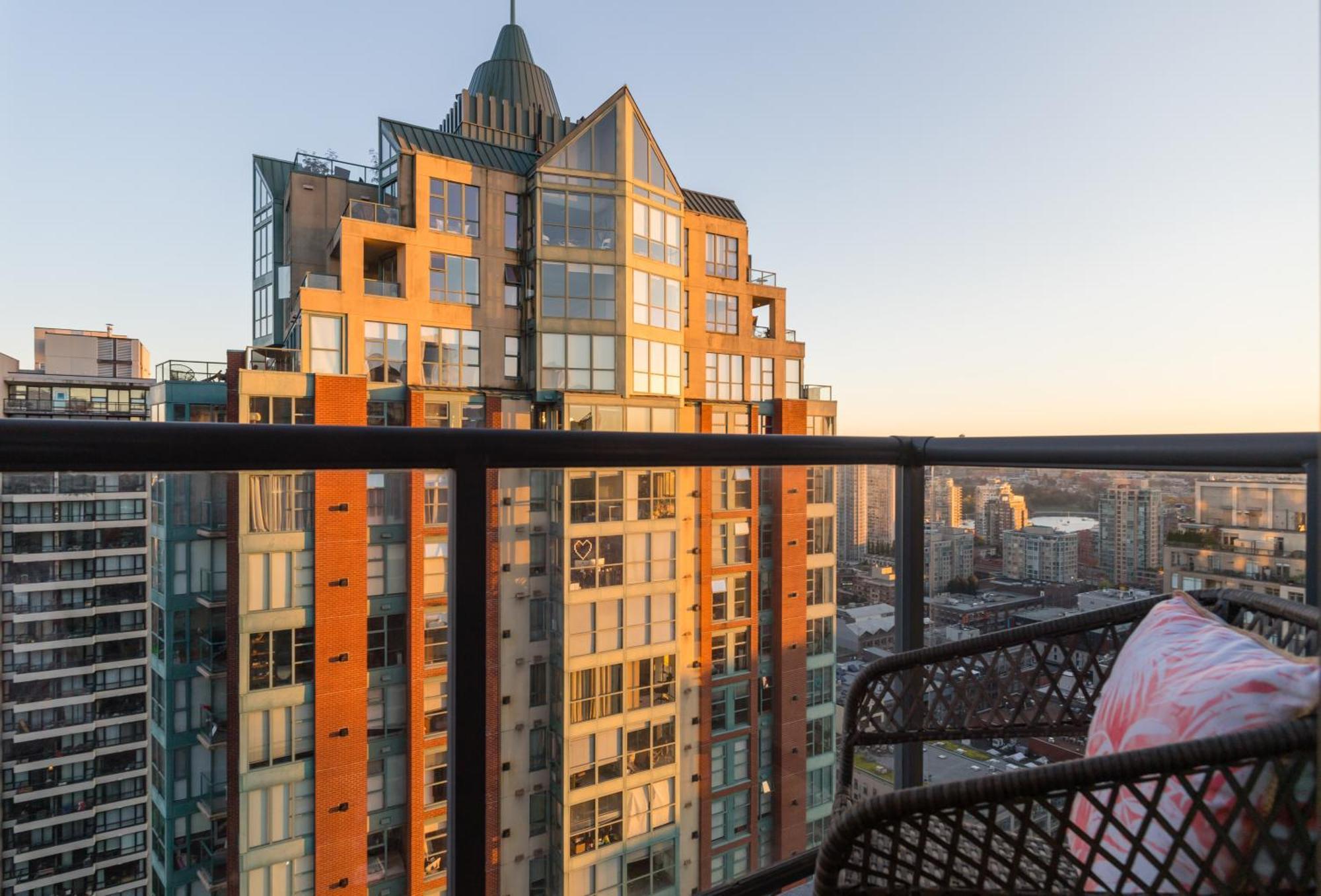 Yaletown Gem Located In The Heart Of Downtown *
