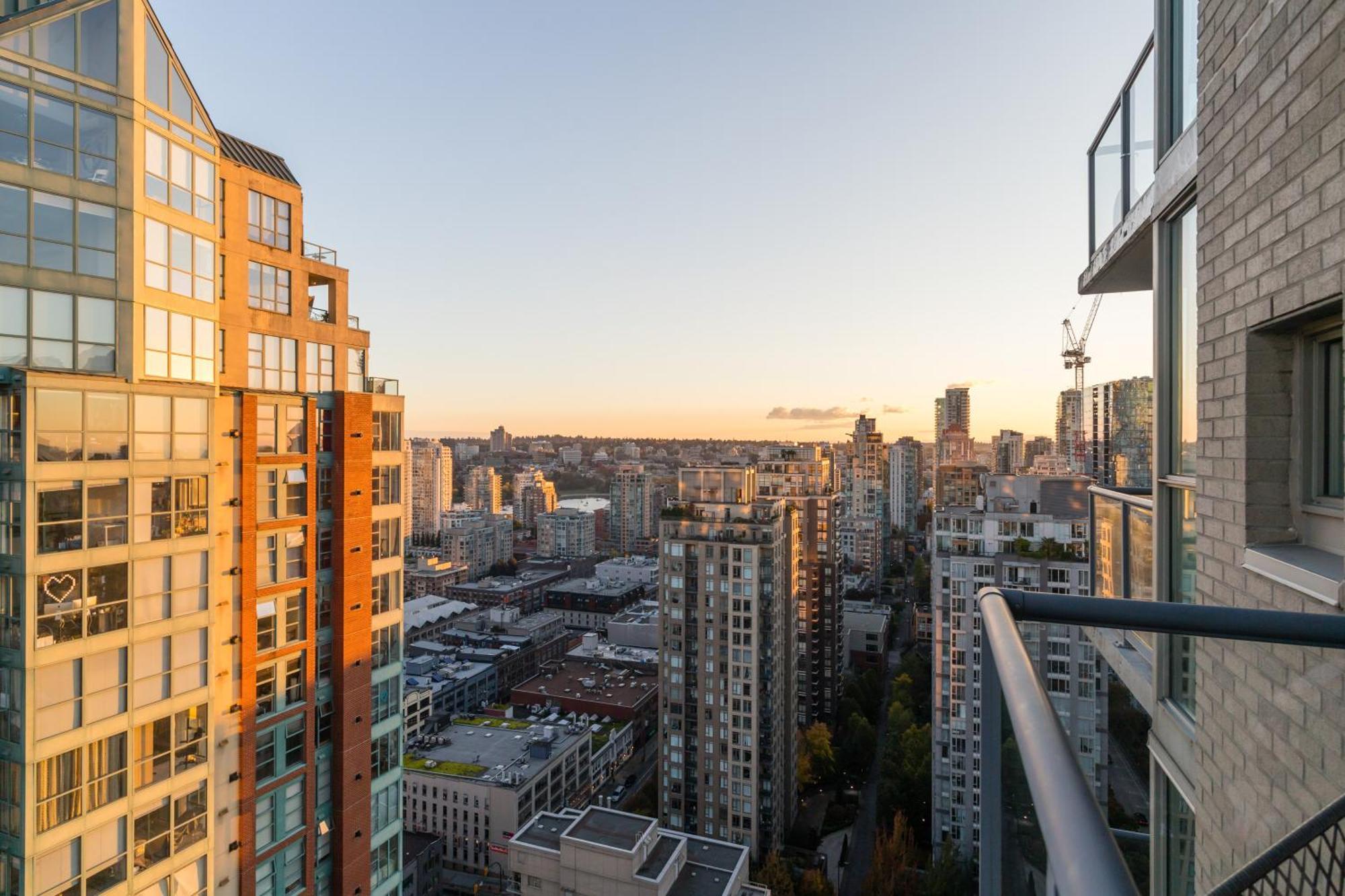 Yaletown Gem Located In The Heart Of Downtown Vancouver