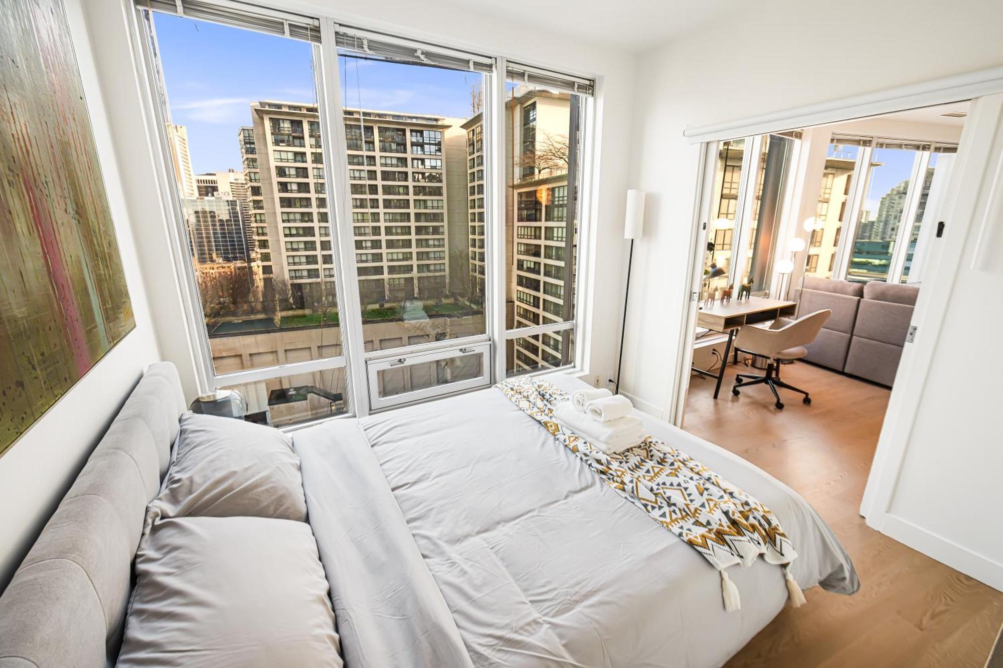 Modern & Cozy In The Heart Of Downtown Vancouver