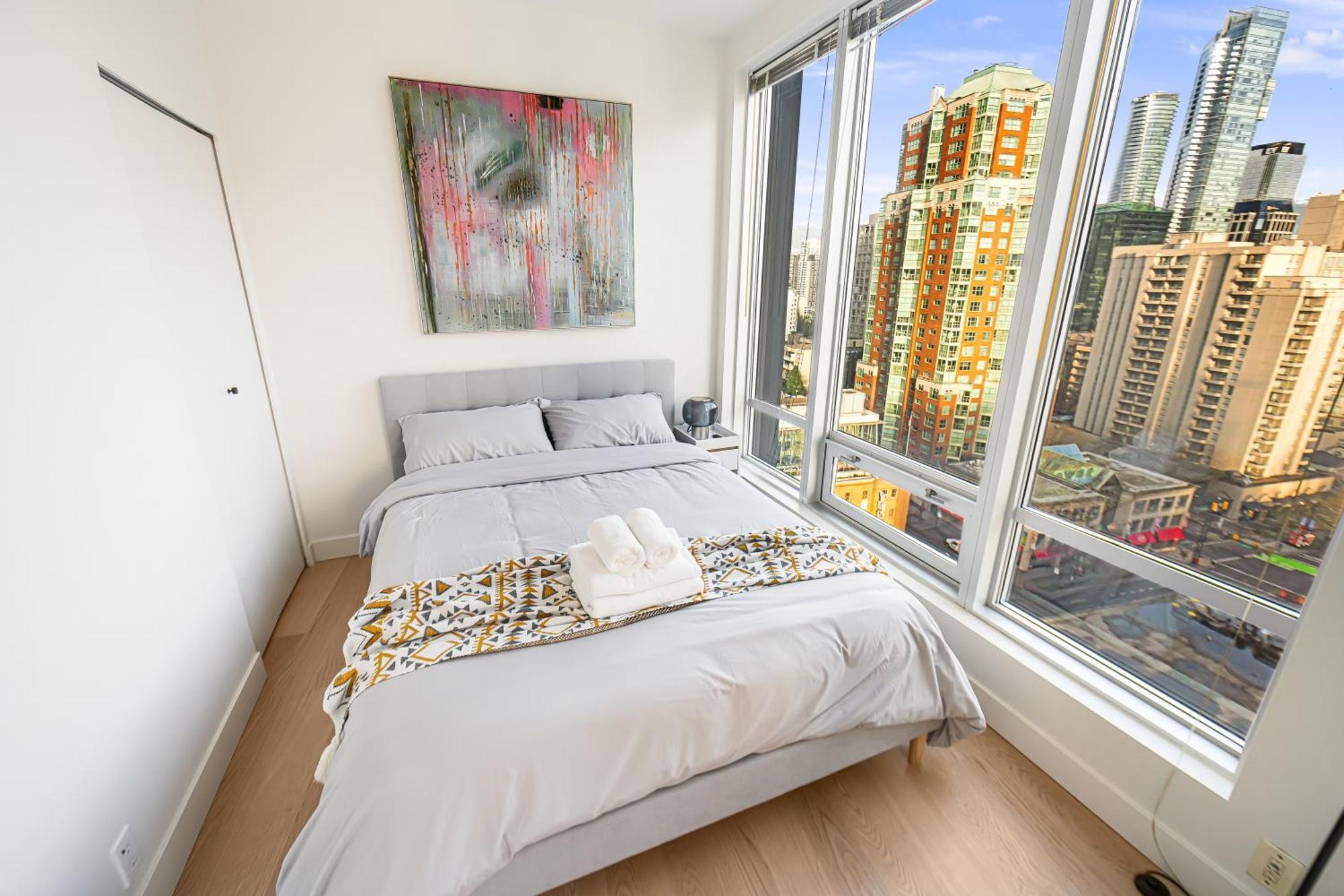 Modern & Cozy In The Heart Of Downtown