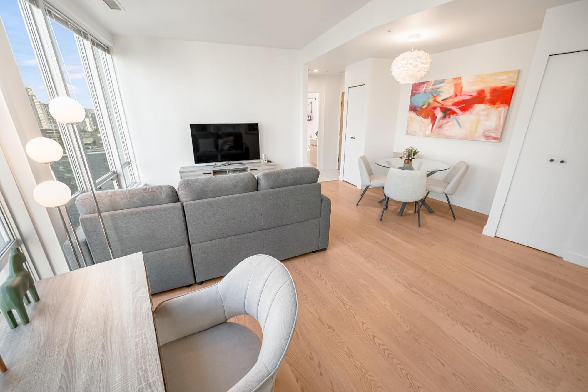 Modern & Cozy In The Heart Of Downtown *