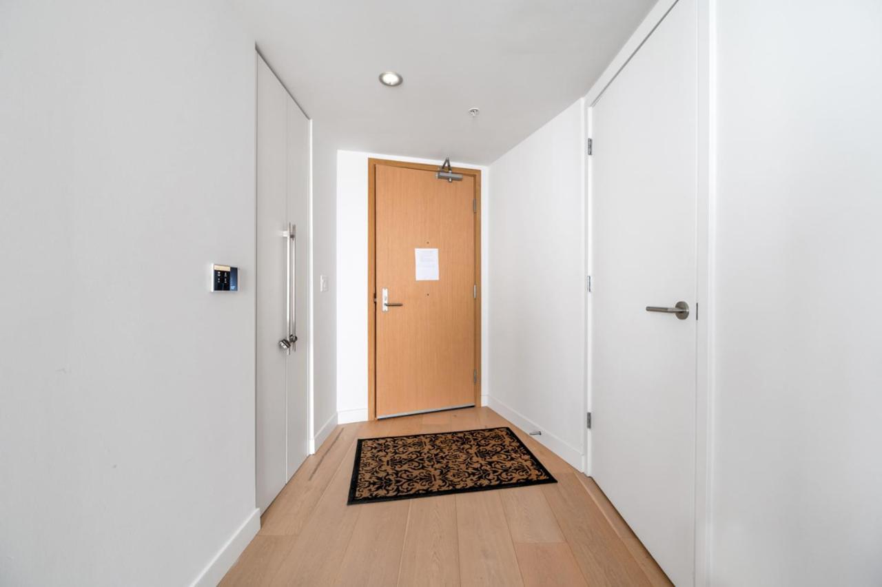 Elegant Luxury & Stunning Views Apartment Vancouver