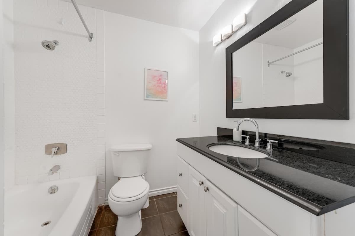 Stylish & Comfy In A Prime Location Apartment Vancouver