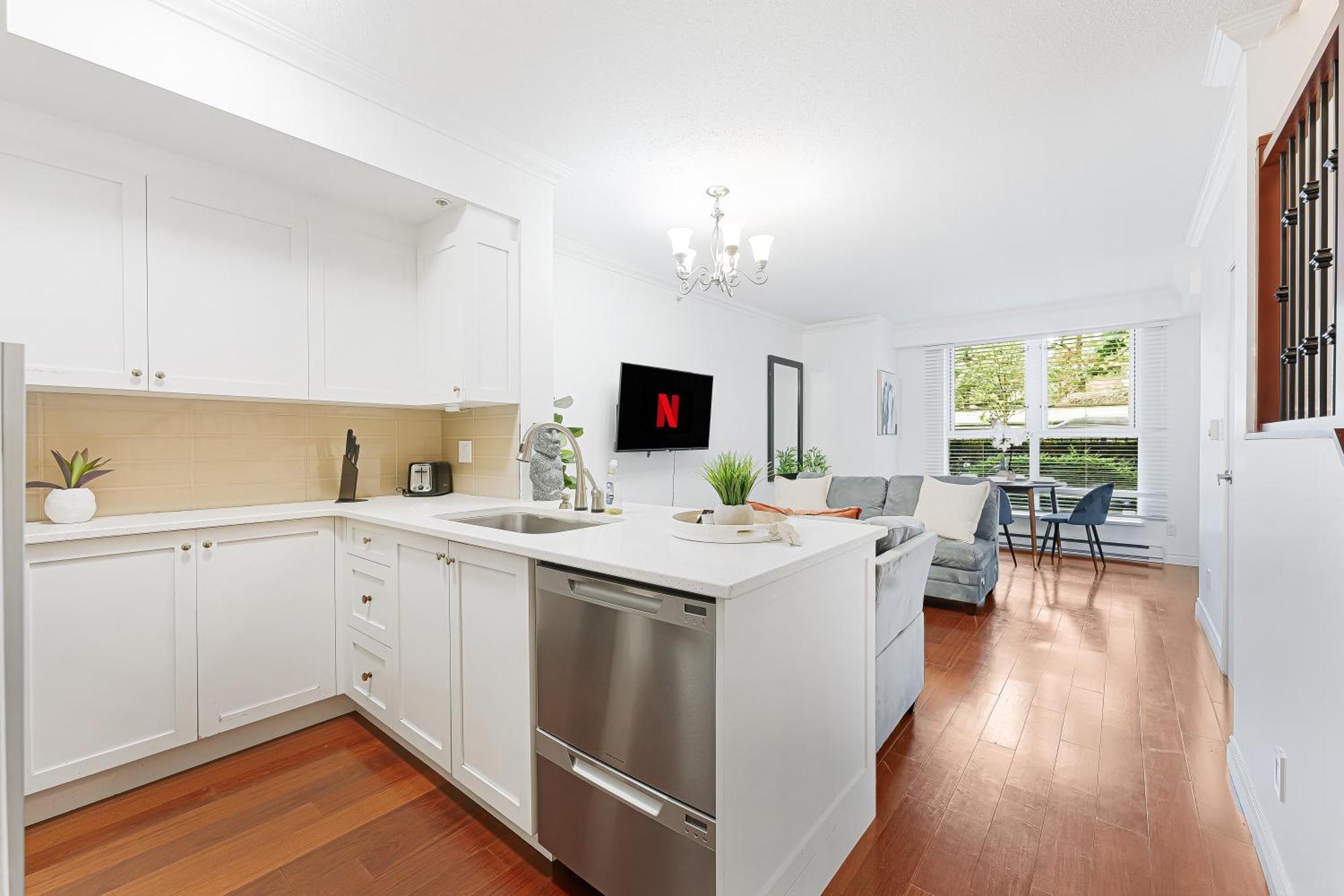 Coal Harbour Gem Stunning 2 Bedroom Townhouse With Ocean Views