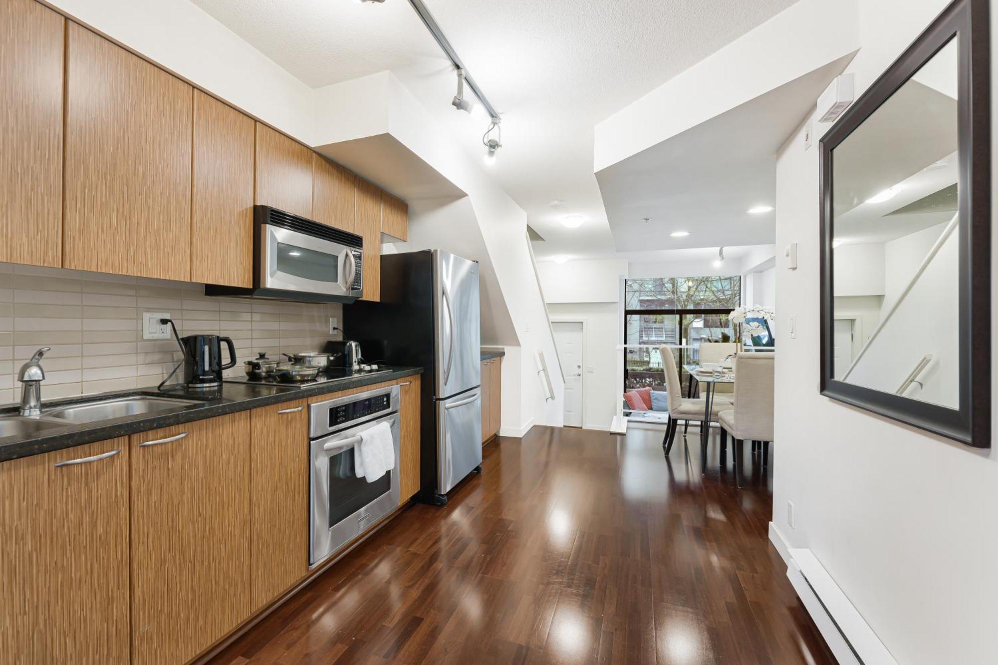 Luxury 2 Bedroom Townhouse In Yaletown Modern Elegance And Prime Location * Vancouver