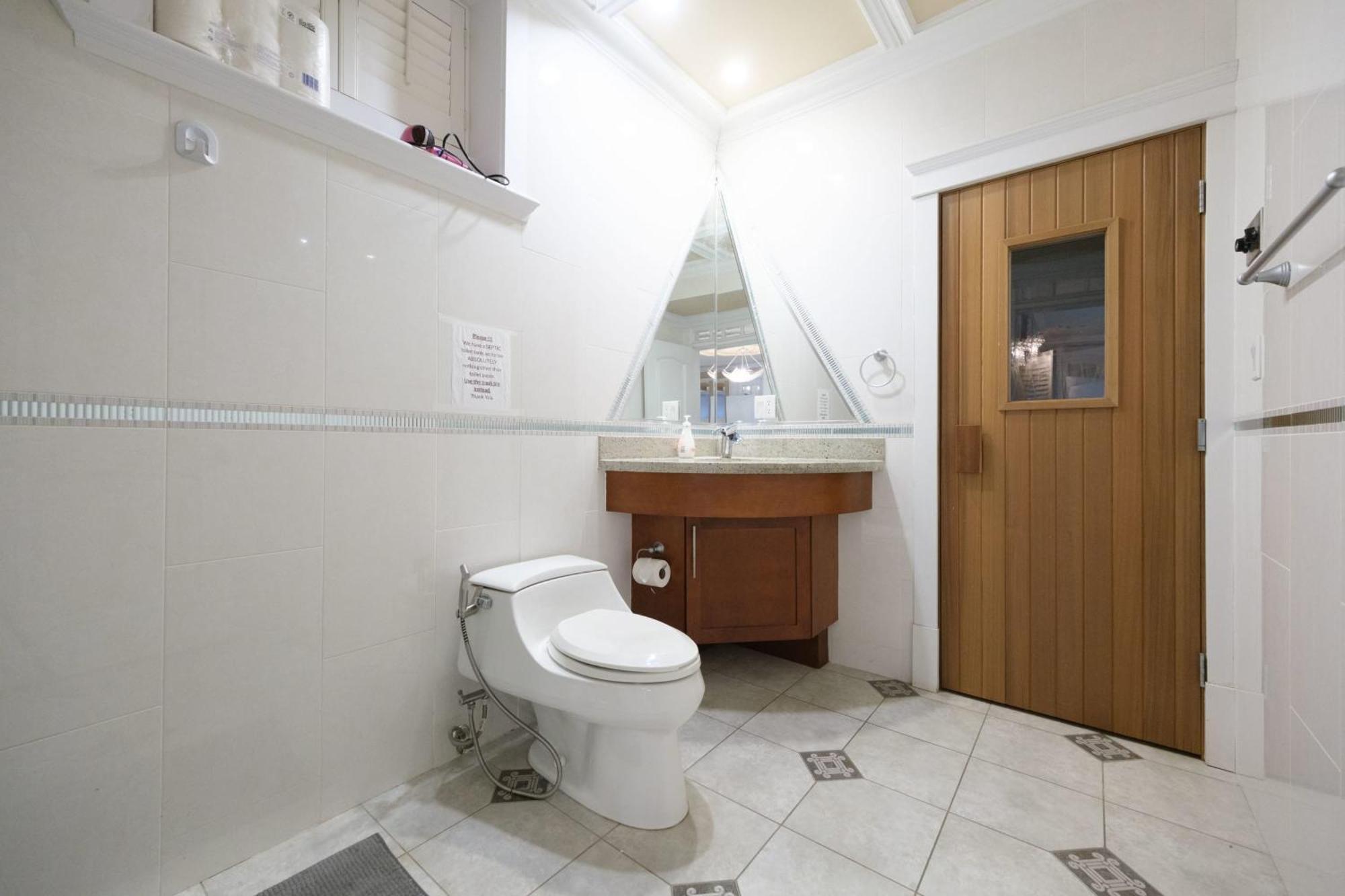 Deluxe Bedroom With Shared Washroom In * Vancouver