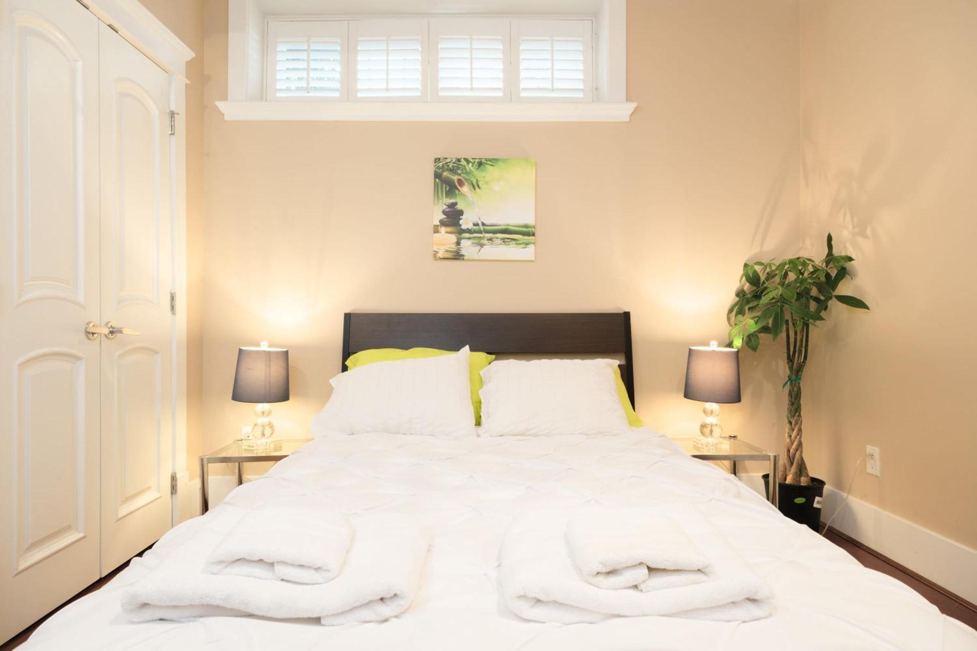 Holiday home Deluxe Bedroom With Shared Washroom In Vancouver