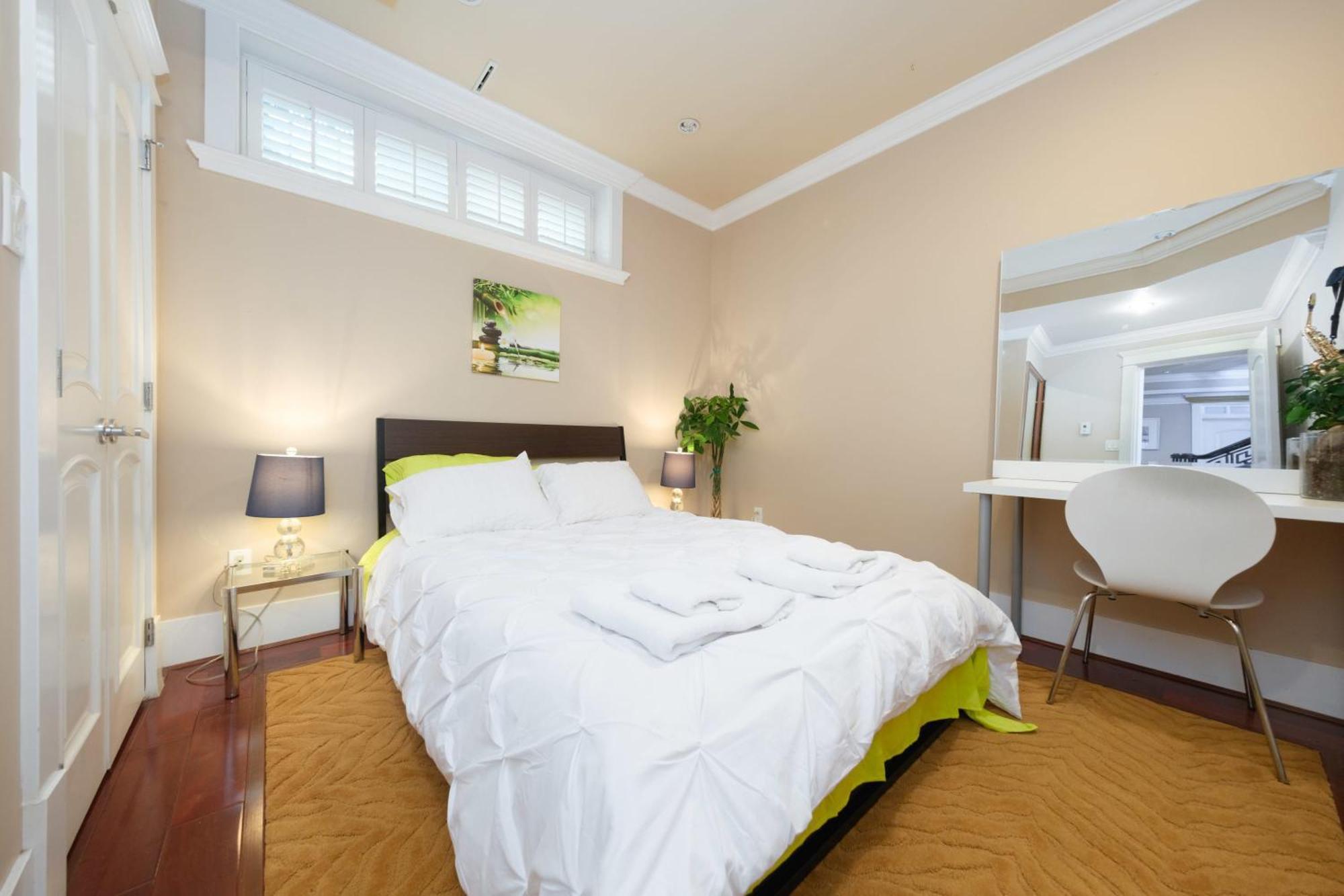 Deluxe Bedroom With Shared Washroom In Holiday home Vancouver