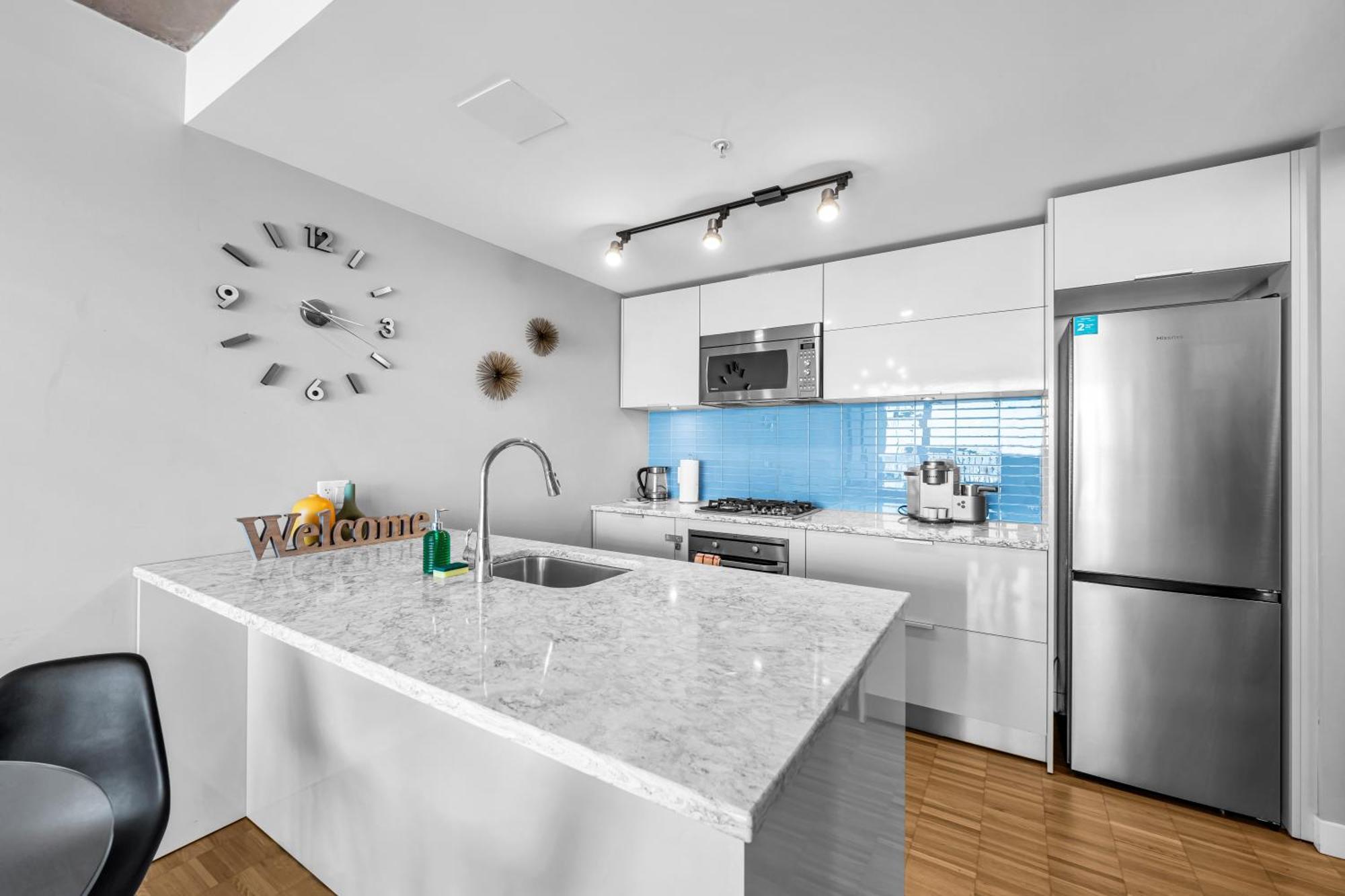 Water Views, 40th Floor Sub-penthouse! Entire In The Heart Of Centre Apartment