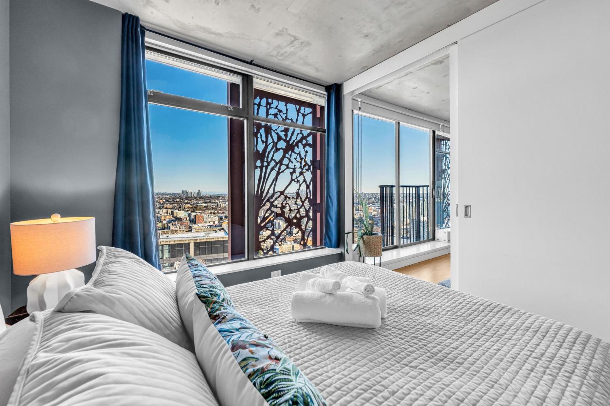 Apartment Water Views, 40th Floor Sub-penthouse! Entire In The Heart Of Centre *