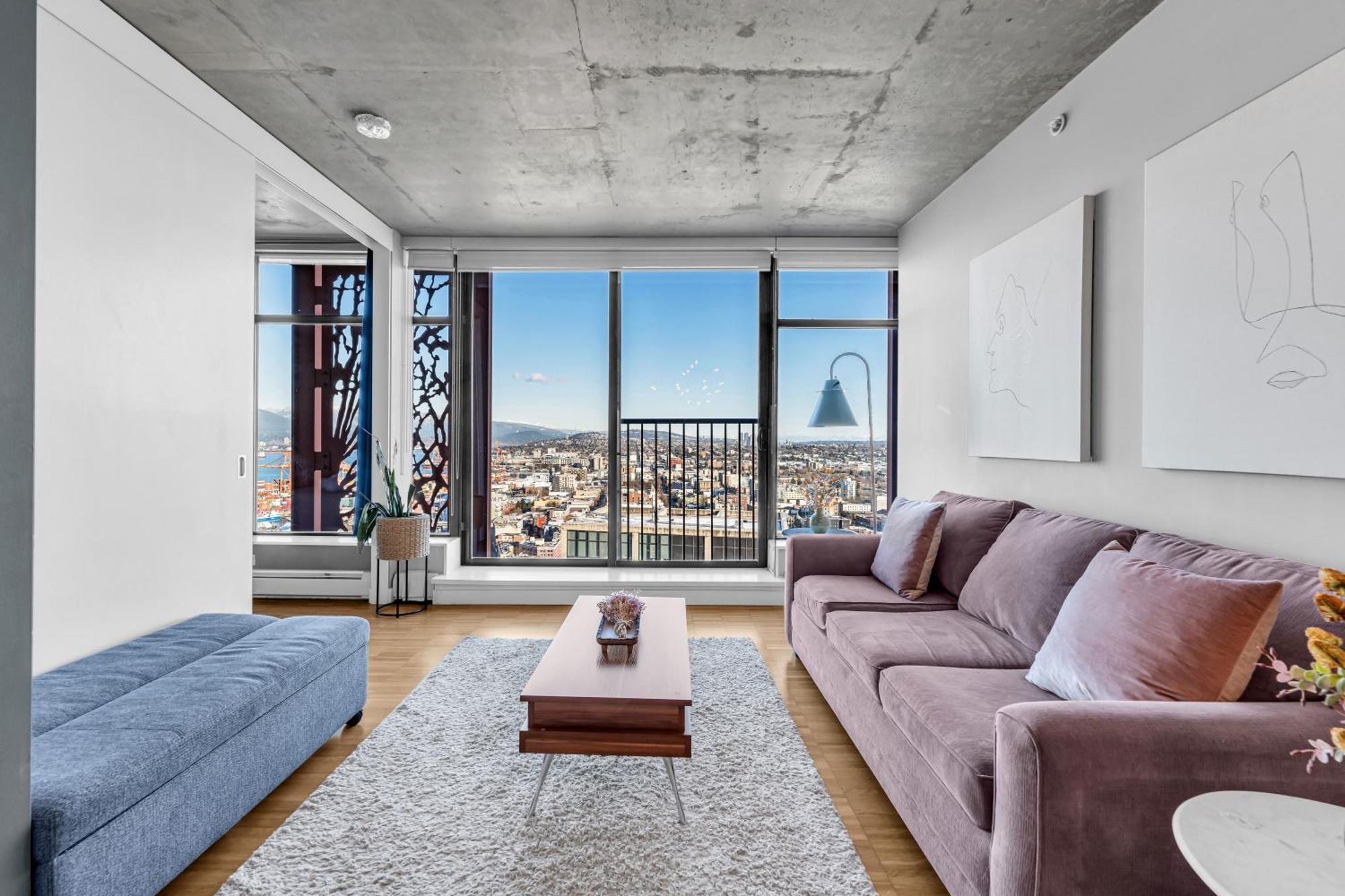Water Views, 40th Floor Sub-penthouse! Entire In The Heart Of Centre *