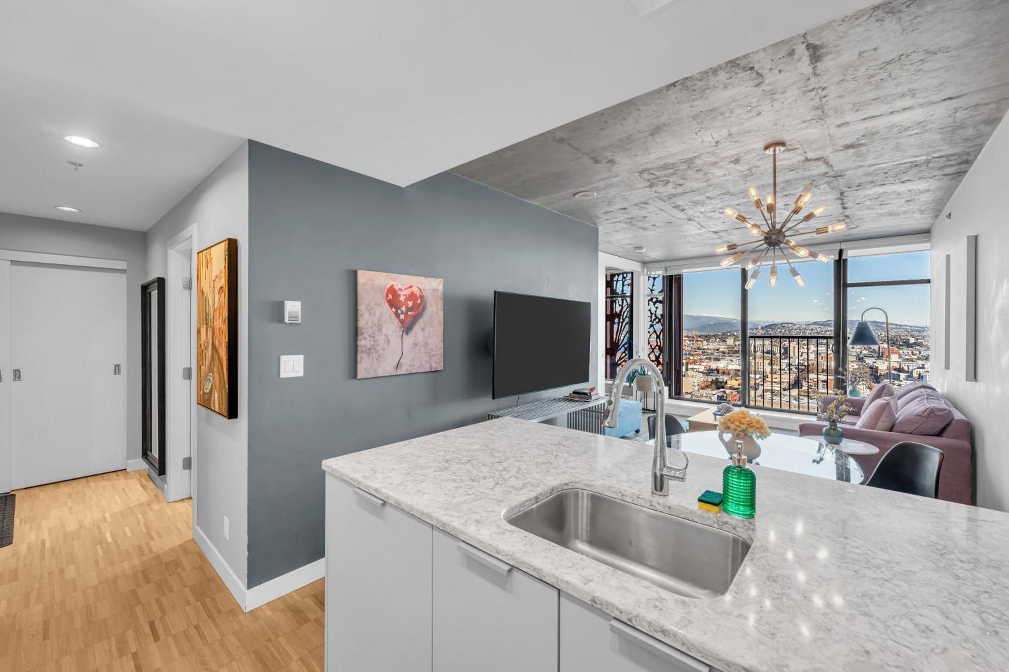 Apartment Water Views, 40th Floor Sub-penthouse! Entire In The Heart Of Centre