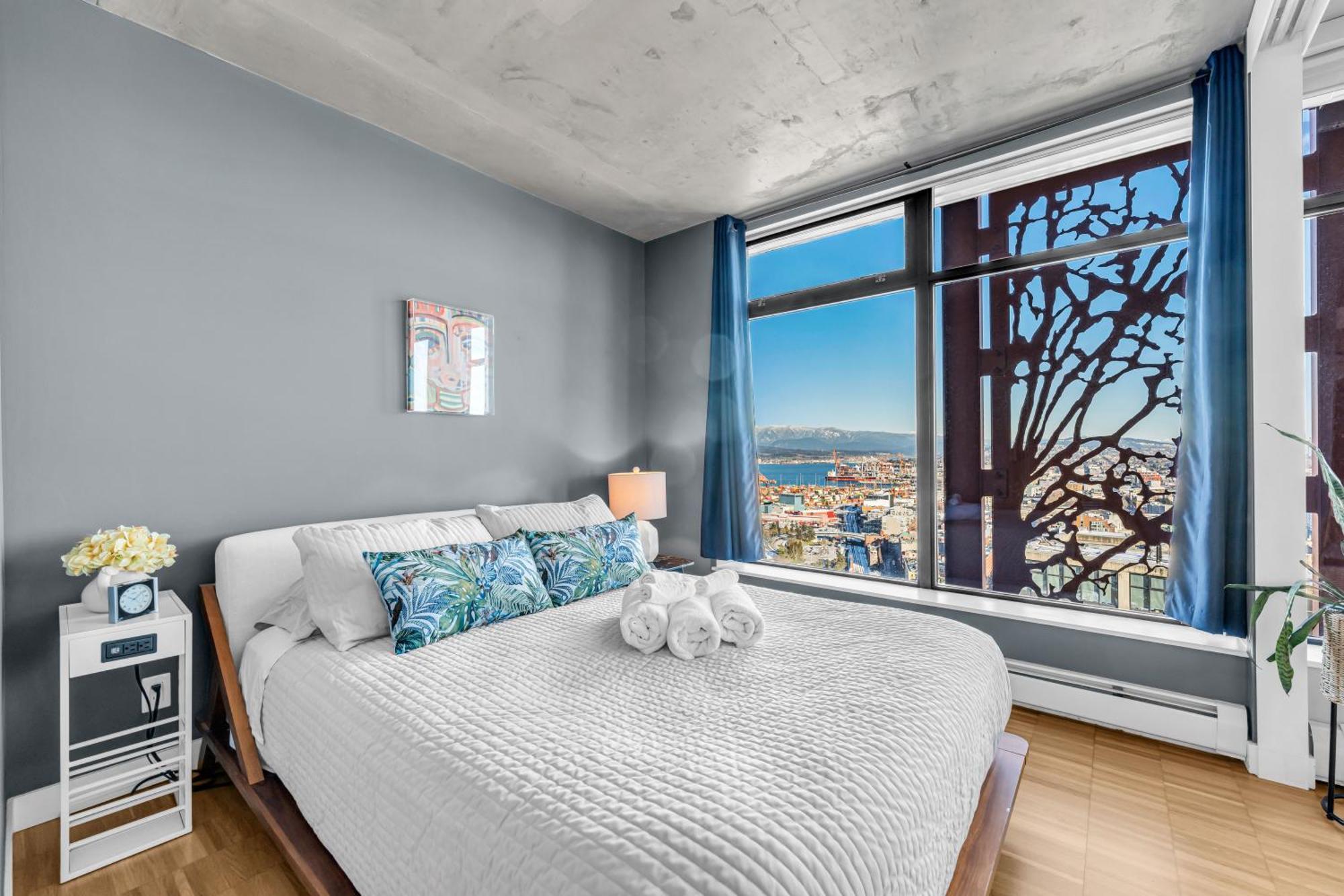 Water Views, 40th Floor Sub-penthouse! Entire In The Heart Of Centre Apartment Vancouver