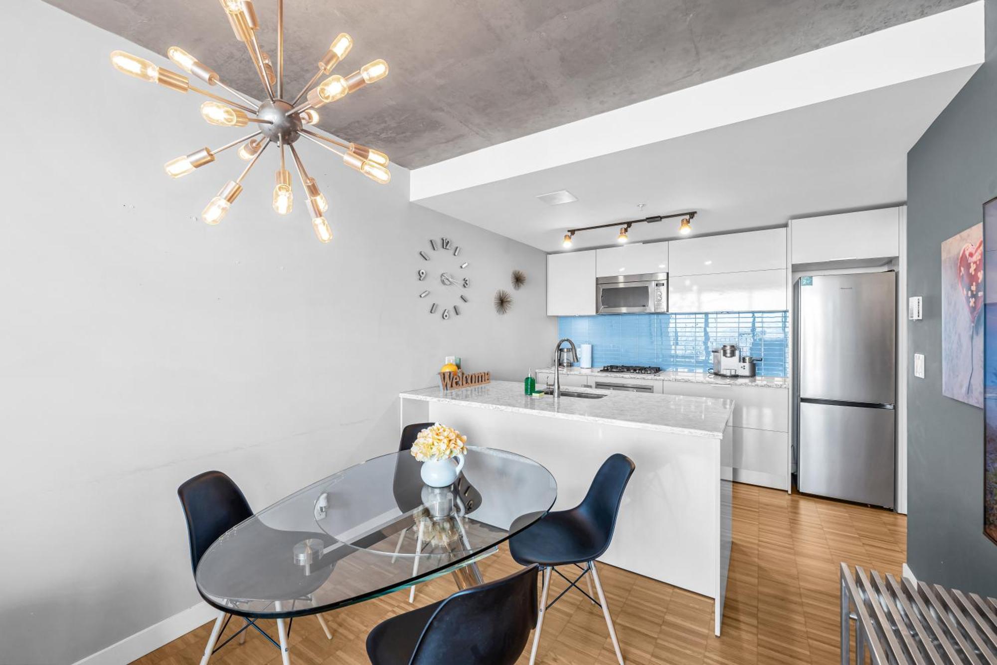 Water Views, 40th Floor Sub-penthouse! Entire In The Heart Of Centre Apartment
