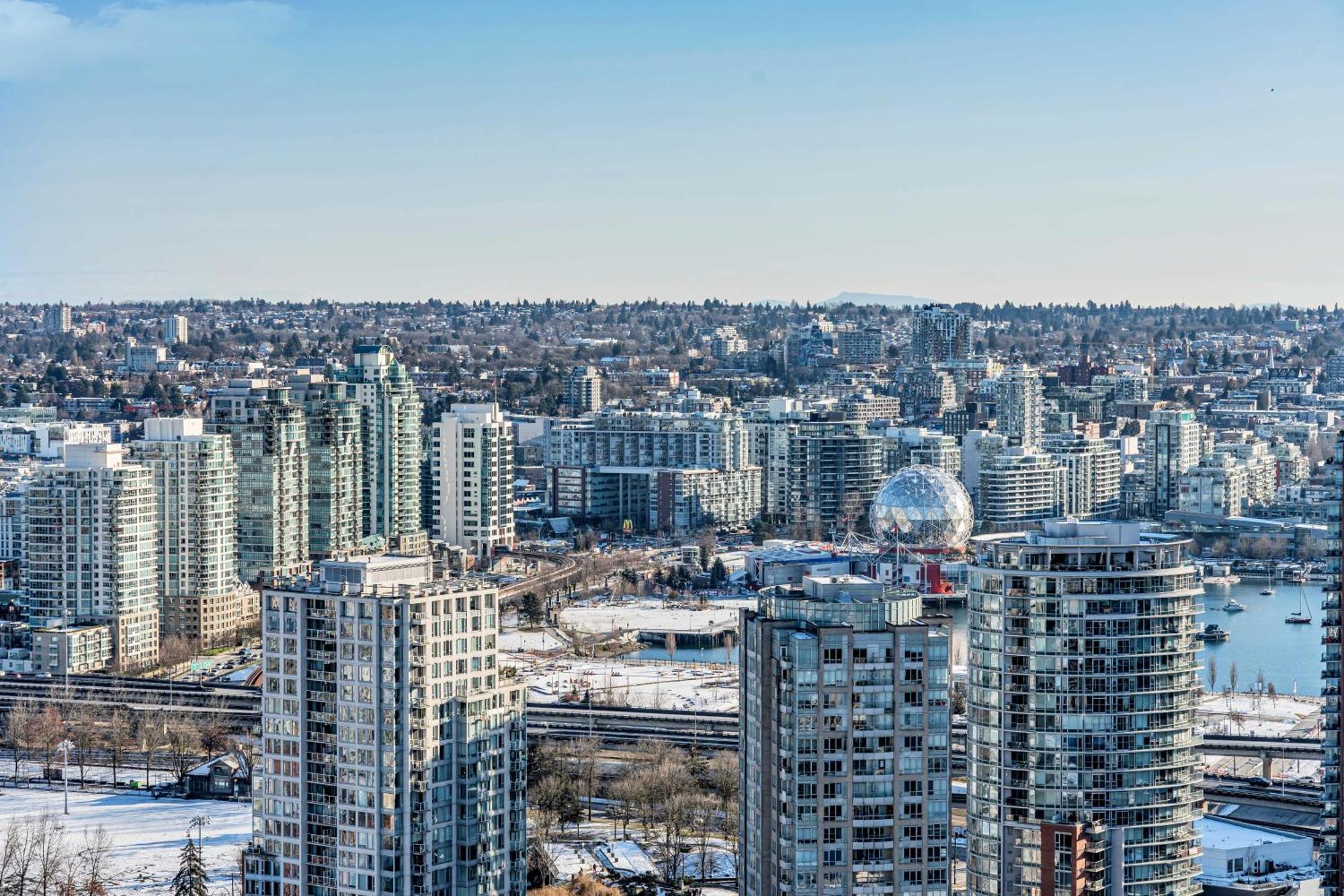 Water Views, 40th Floor Sub-penthouse! Entire In The Heart Of Centre Apartment