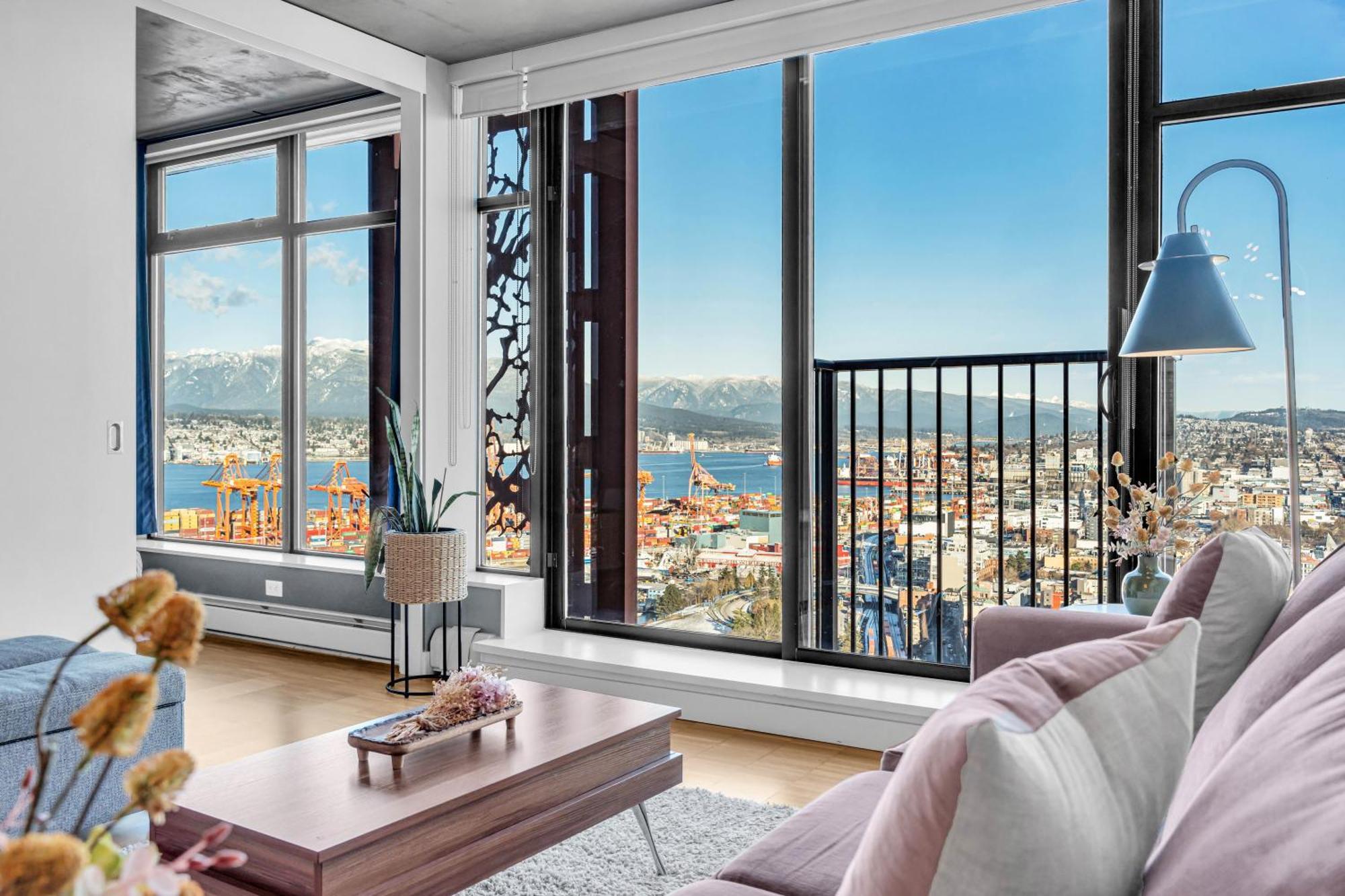 Water Views, 40th Floor Sub-penthouse! Entire In The Heart Of Centre Apartment Vancouver