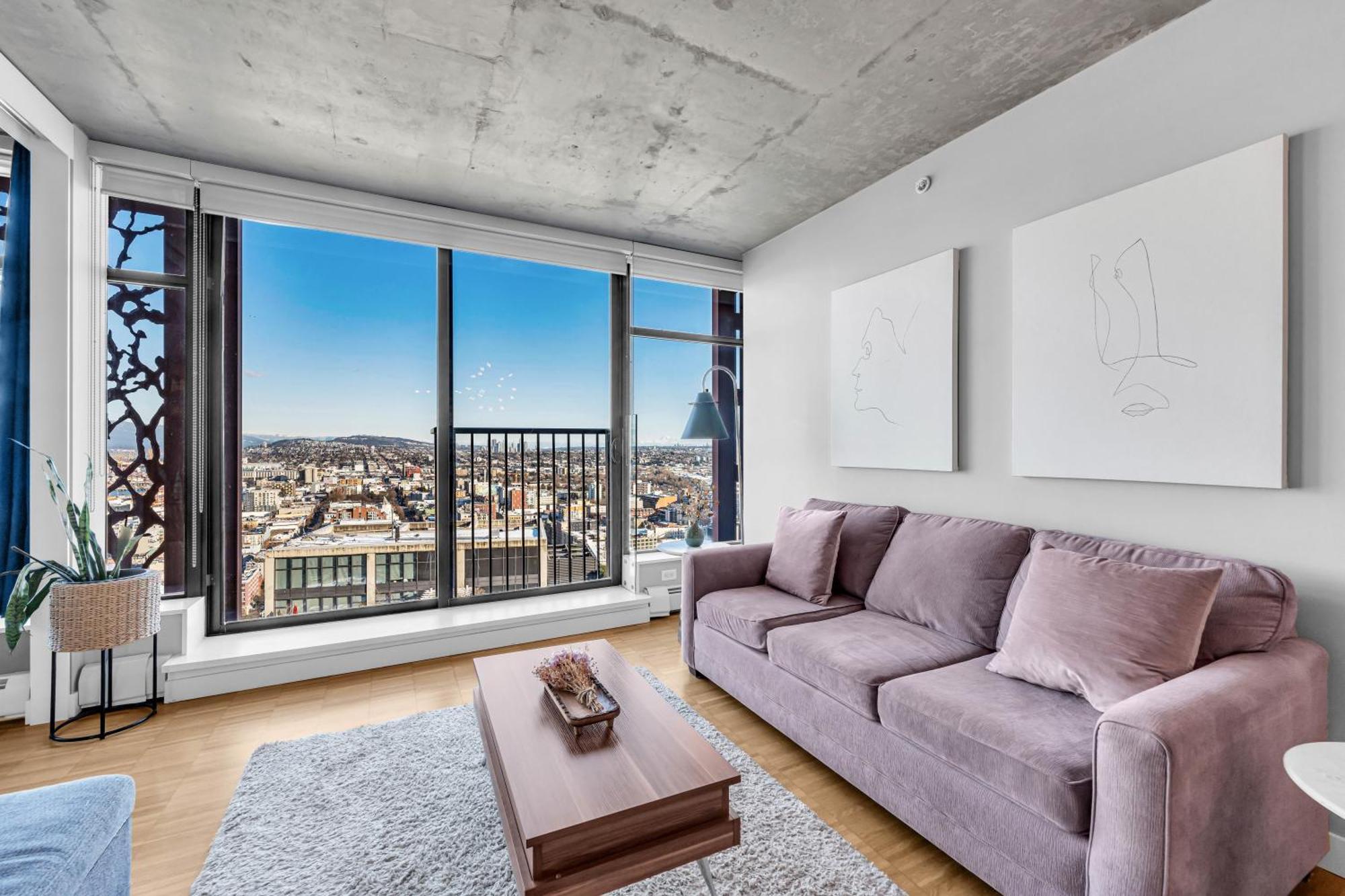 Water Views, 40th Floor Sub-penthouse! Entire In The Heart Of Centre * Vancouver