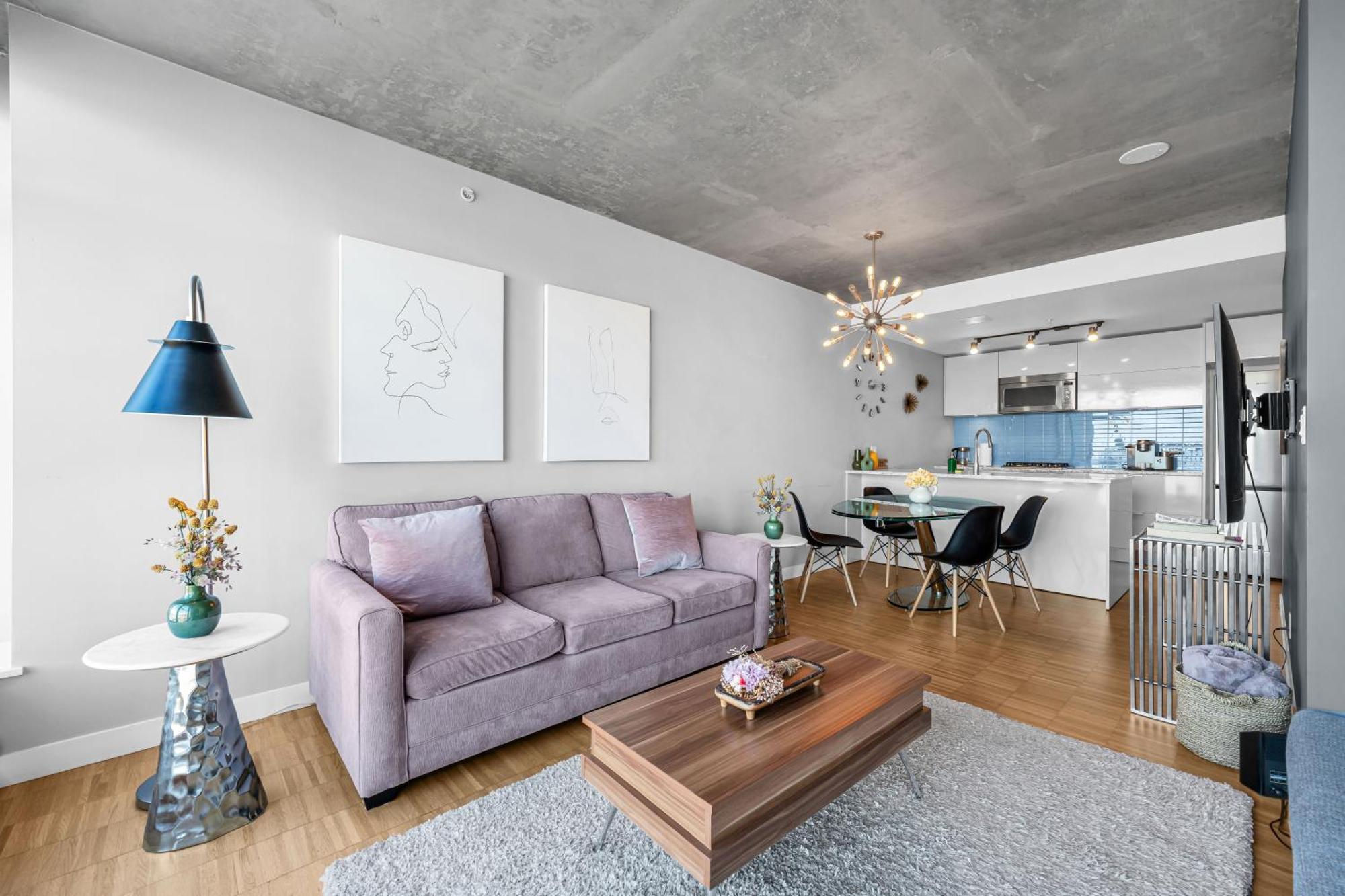 Water Views, 40th Floor Sub-penthouse! Entire In The Heart Of Centre Vancouver