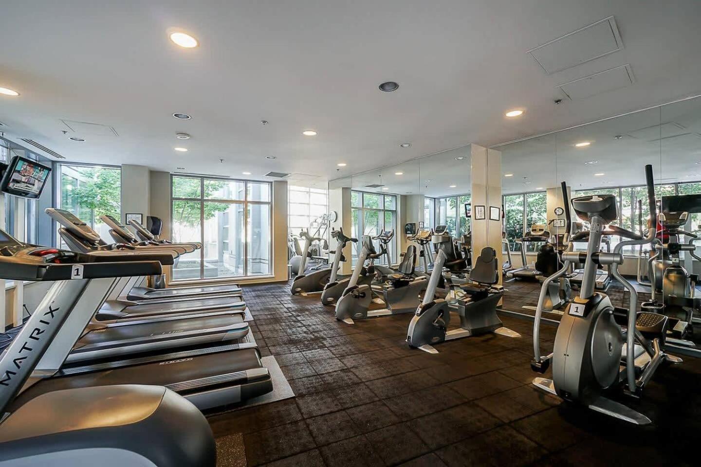 Apartment 2 Bedroom With Sauna & Pool Next To Mall *