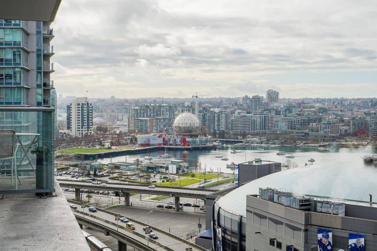 Apartment 2 Bedroom With Sauna & Pool Next To Mall Vancouver