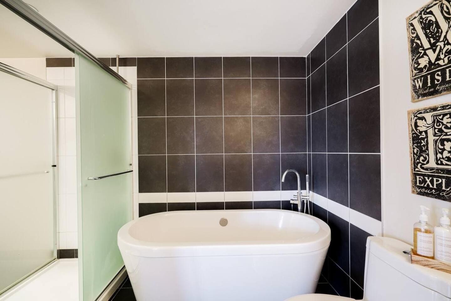 2 Bedroom With Sauna & Pool Next To Mall Apartment