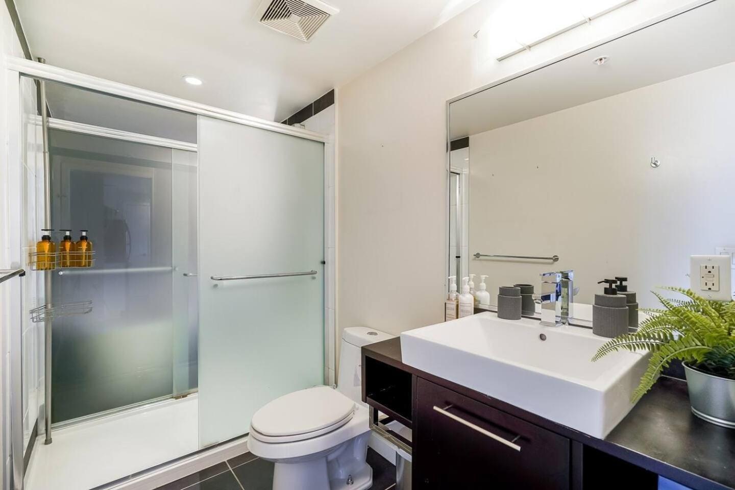Apartment 2 Bedroom With Sauna & Pool Next To Mall