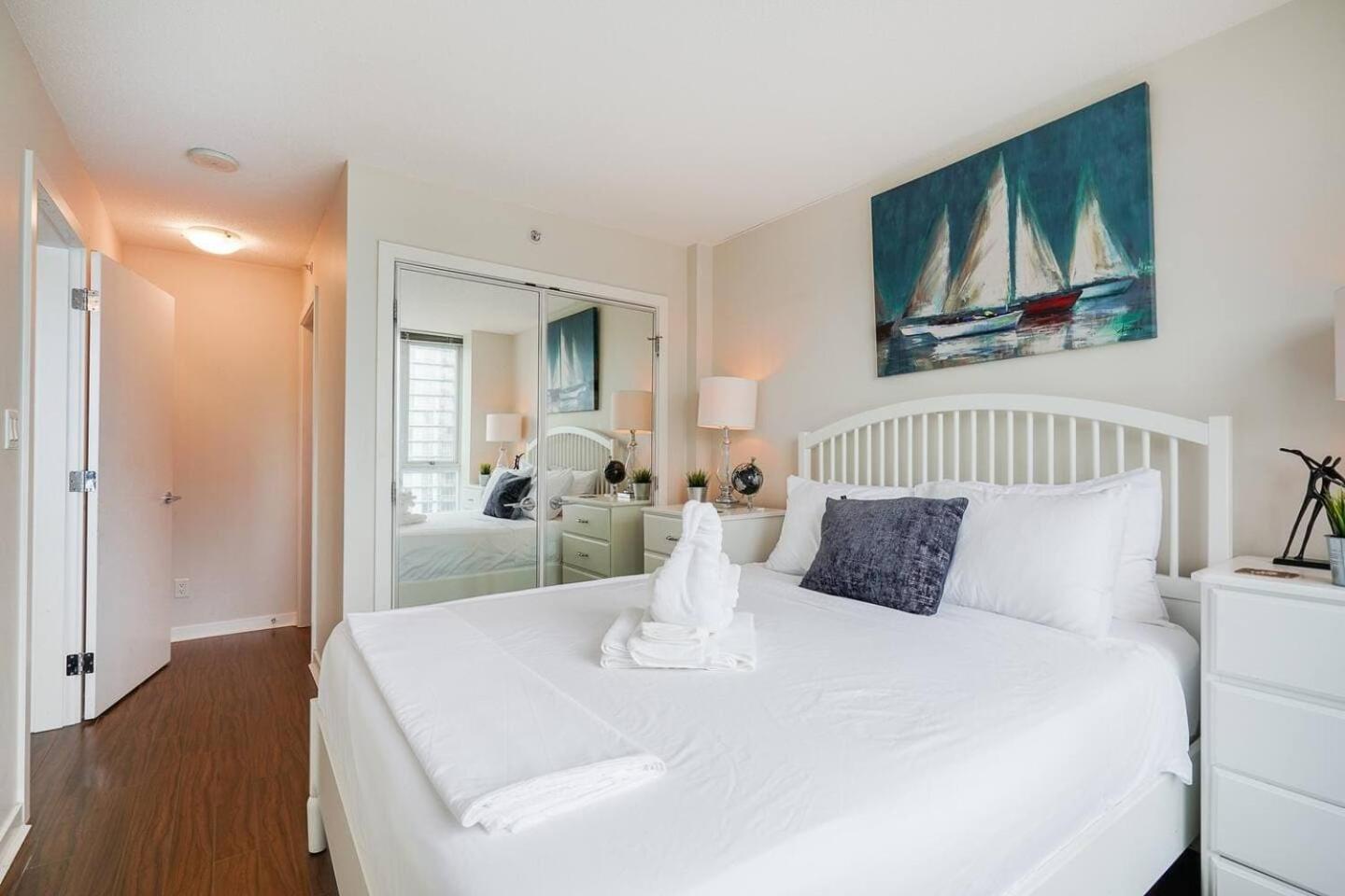 Apartment 2 Bedroom With Sauna & Pool Next To Mall Vancouver
