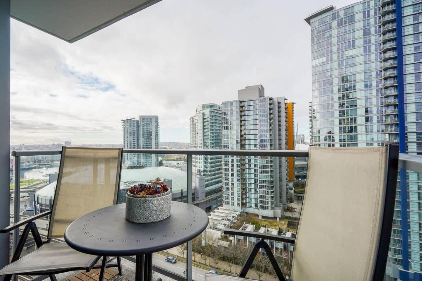 2 Bedroom With Sauna & Pool Next To Mall * Vancouver