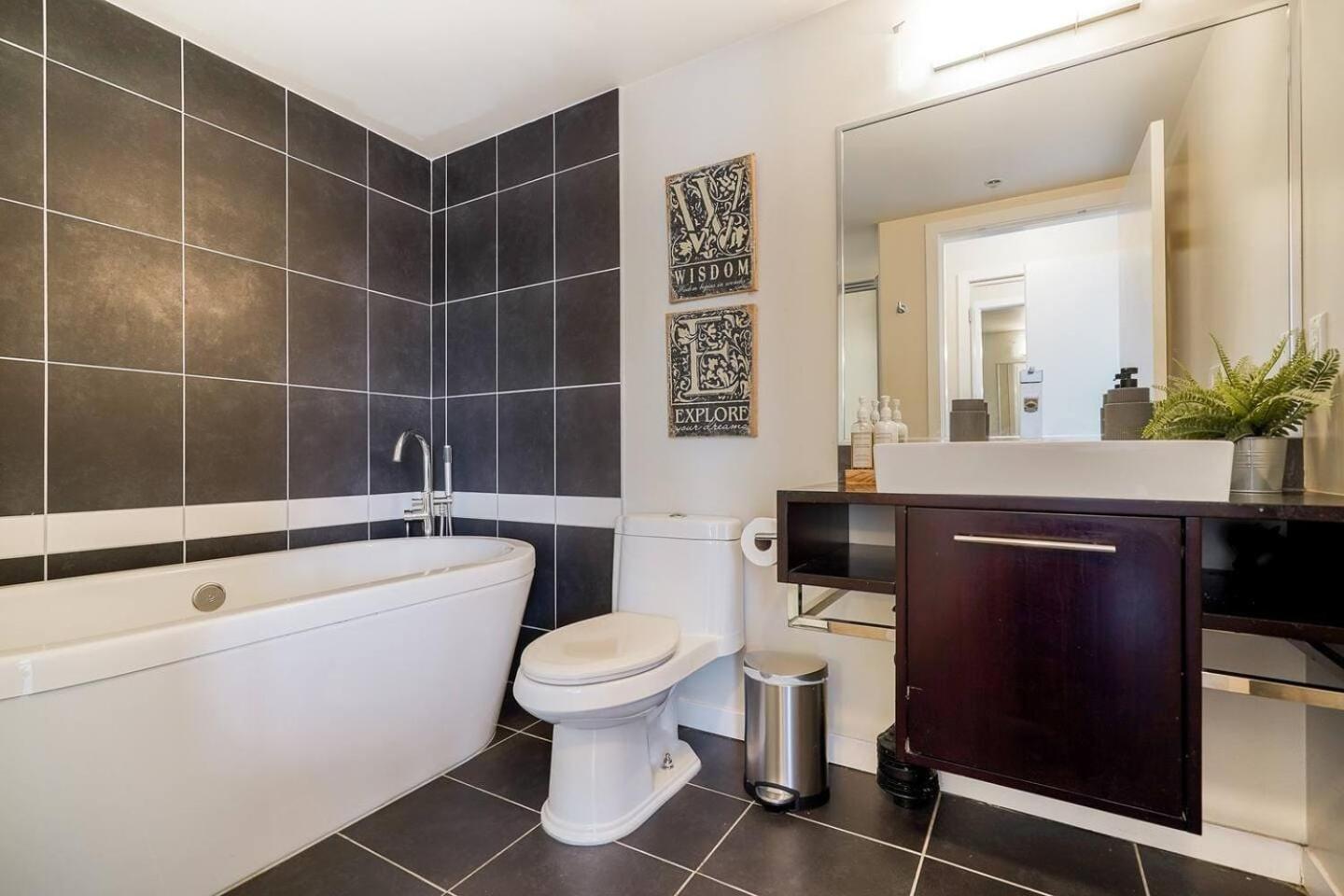 Apartment 2 Bedroom With Sauna & Pool Next To Mall