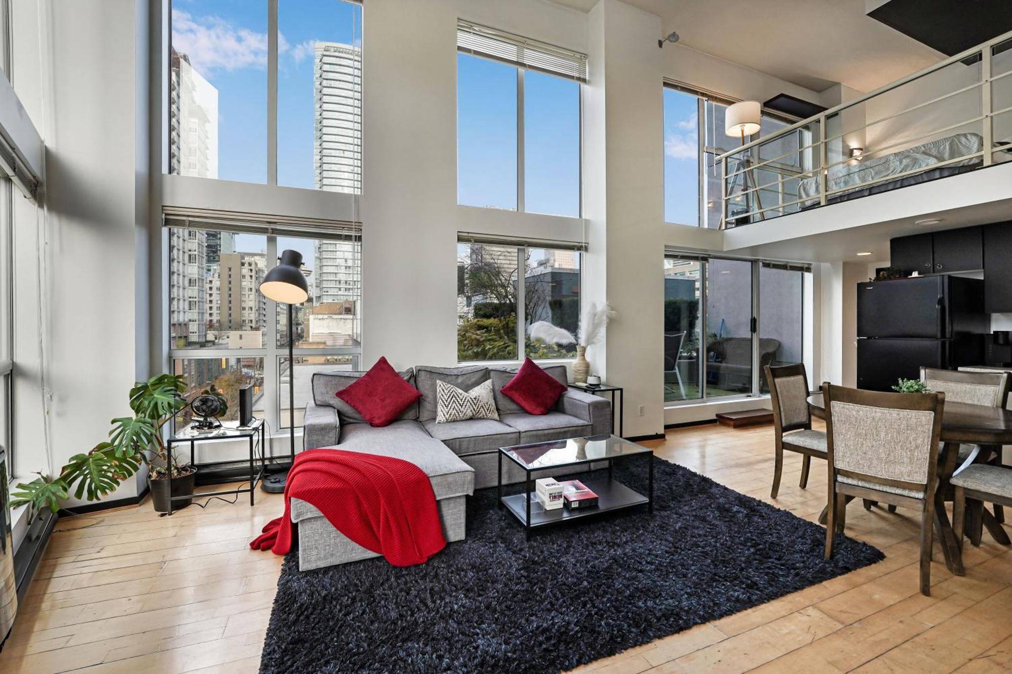 Sleek Urban Getaway Amid Cafes And Boutiques