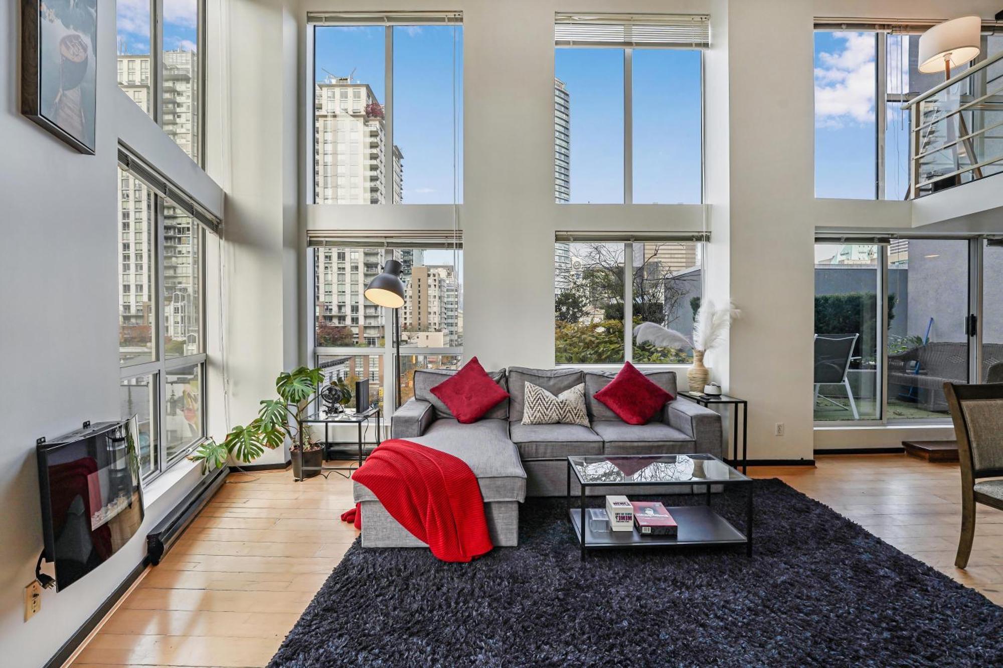 Sleek Urban Getaway Amid Cafes And Boutiques Apartment
