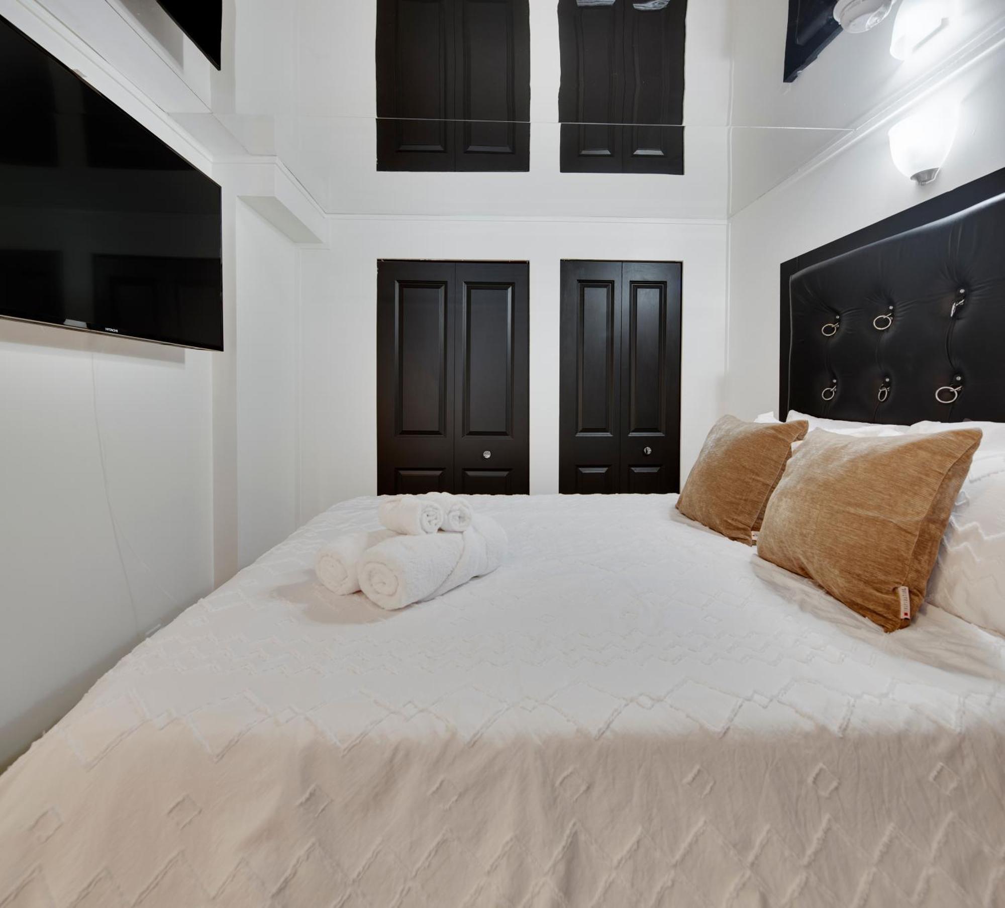 Stylish Two-story Loft With Rooftop Deck Apartment