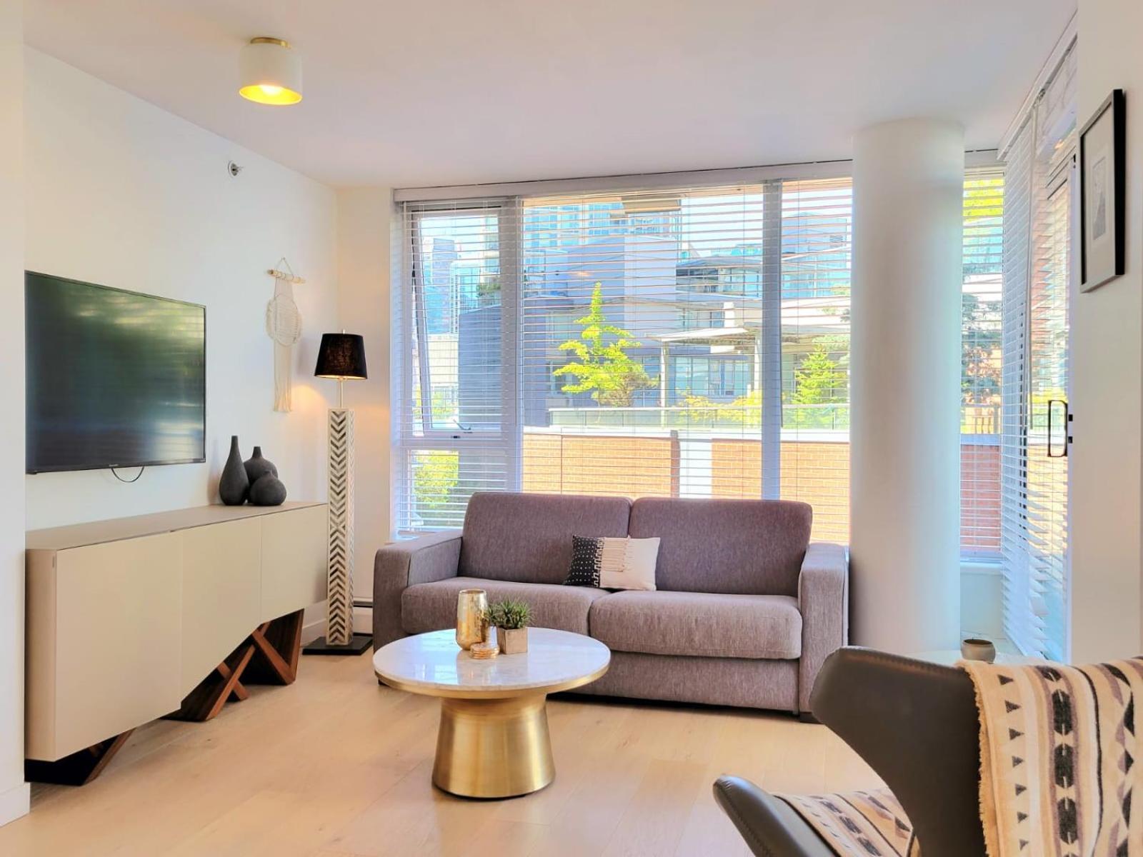Beautiful 1 Bedroom In The Heart Of Downtown: Parking, Pool & Gym * Vancouver