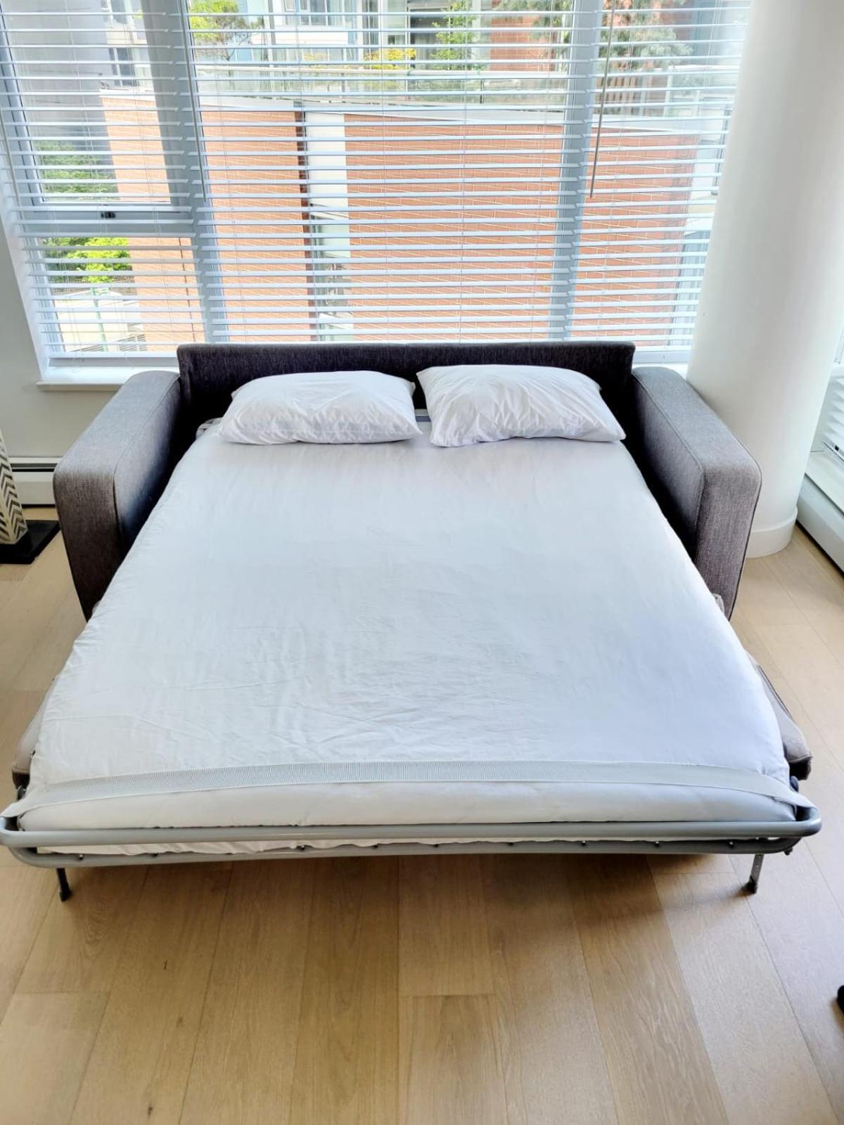 Beautiful 1 Bedroom In The Heart Of Downtown: Parking, Pool & Gym Apartment *