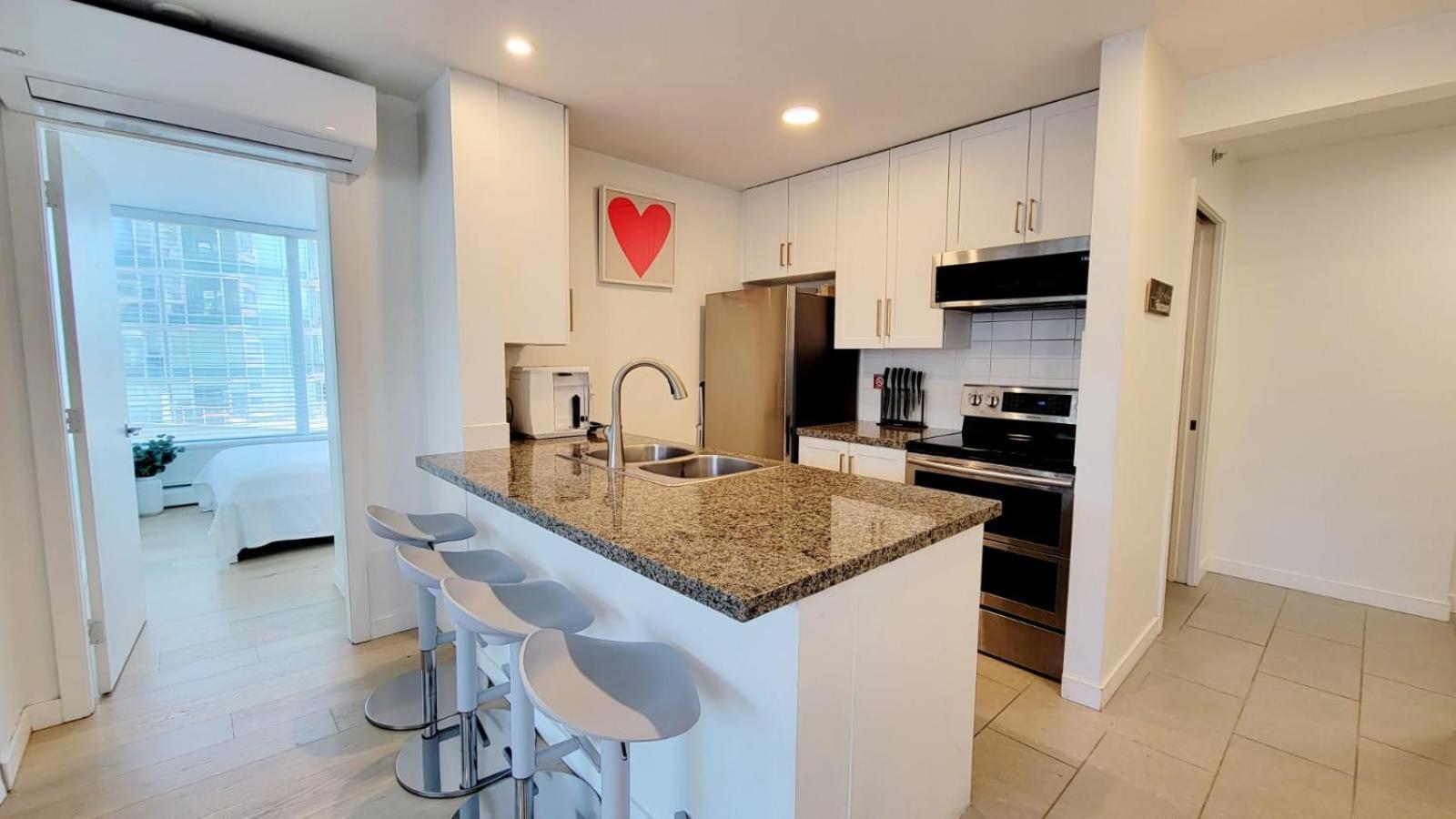 Apartment Beautiful 1 Bedroom In The Heart Of Downtown: Parking, Pool & Gym *