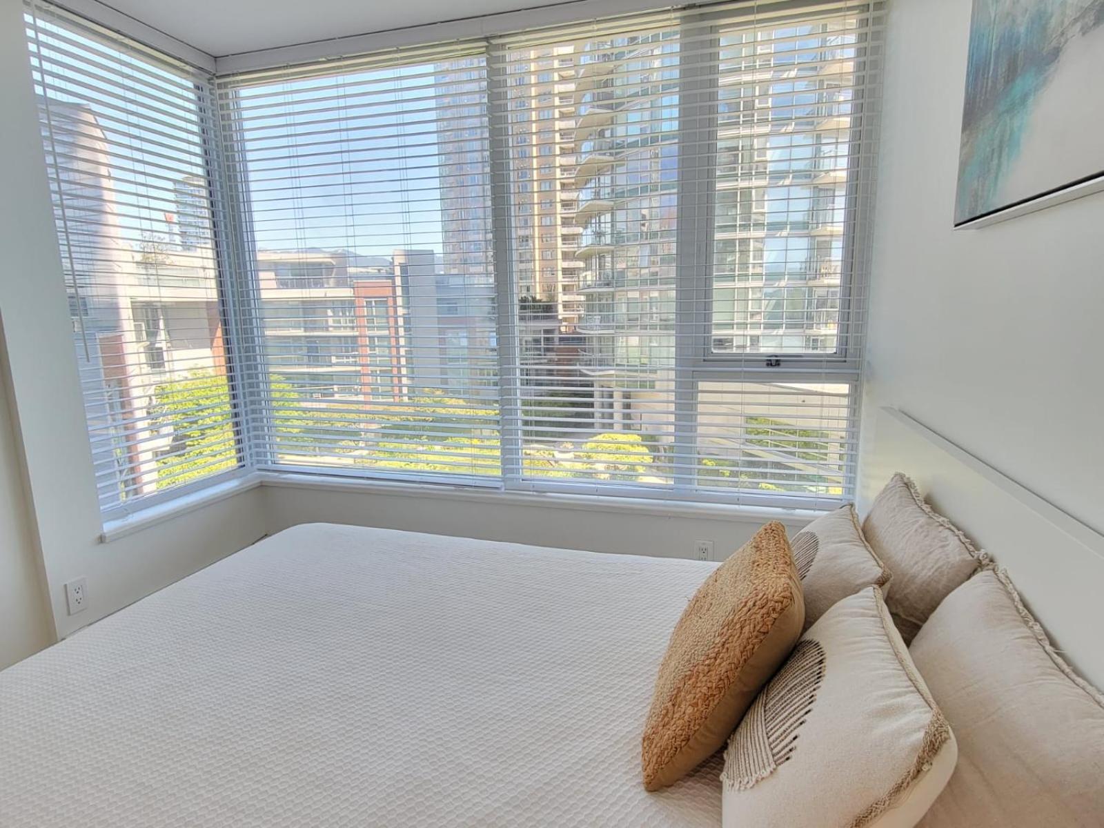 Beautiful 1 Bedroom In The Heart Of Downtown: Parking, Pool & Gym *