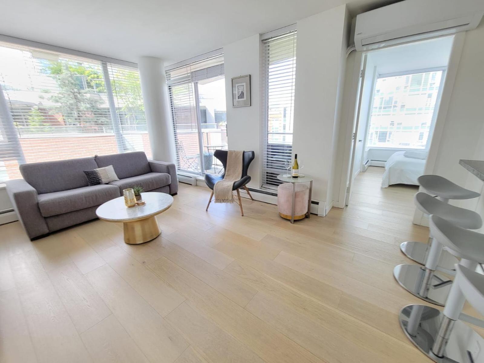 Beautiful 1 Bedroom In The Heart Of Downtown: Parking, Pool & Gym