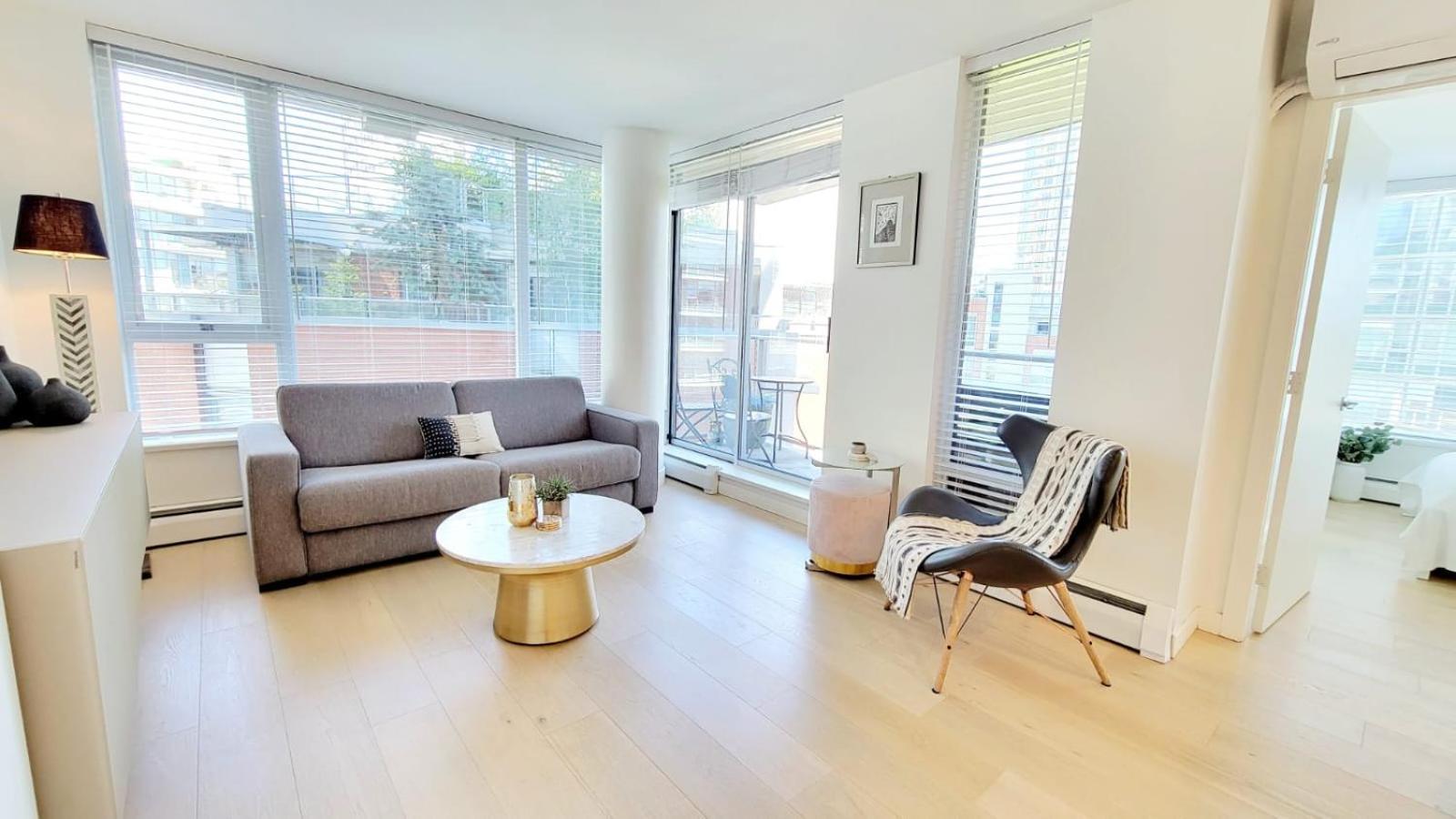 Beautiful 1 Bedroom In The Heart Of Downtown: Parking, Pool & Gym Apartment