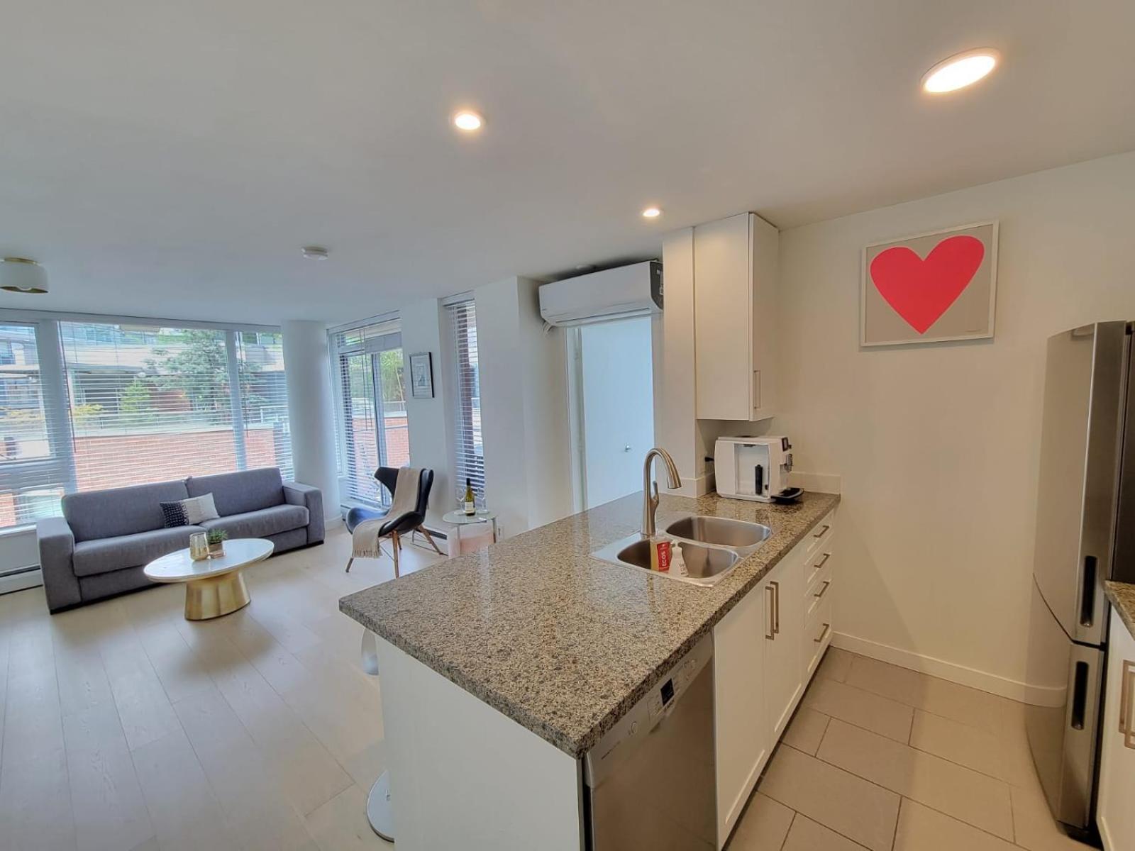 Apartment Beautiful 1 Bedroom In The Heart Of Downtown: Parking, Pool & Gym