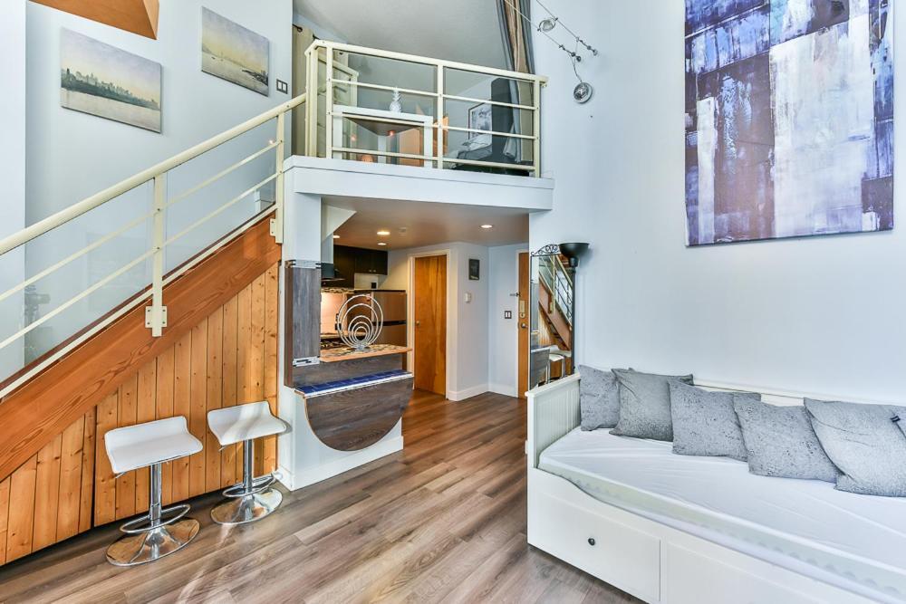 Funky Modern Loft In The Heart Of Downtown - #1 Location! Apartment *