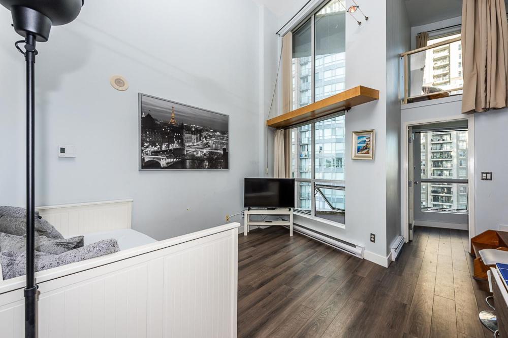 Funky Modern Loft In The Heart Of Downtown - #1 Location! Apartment Vancouver