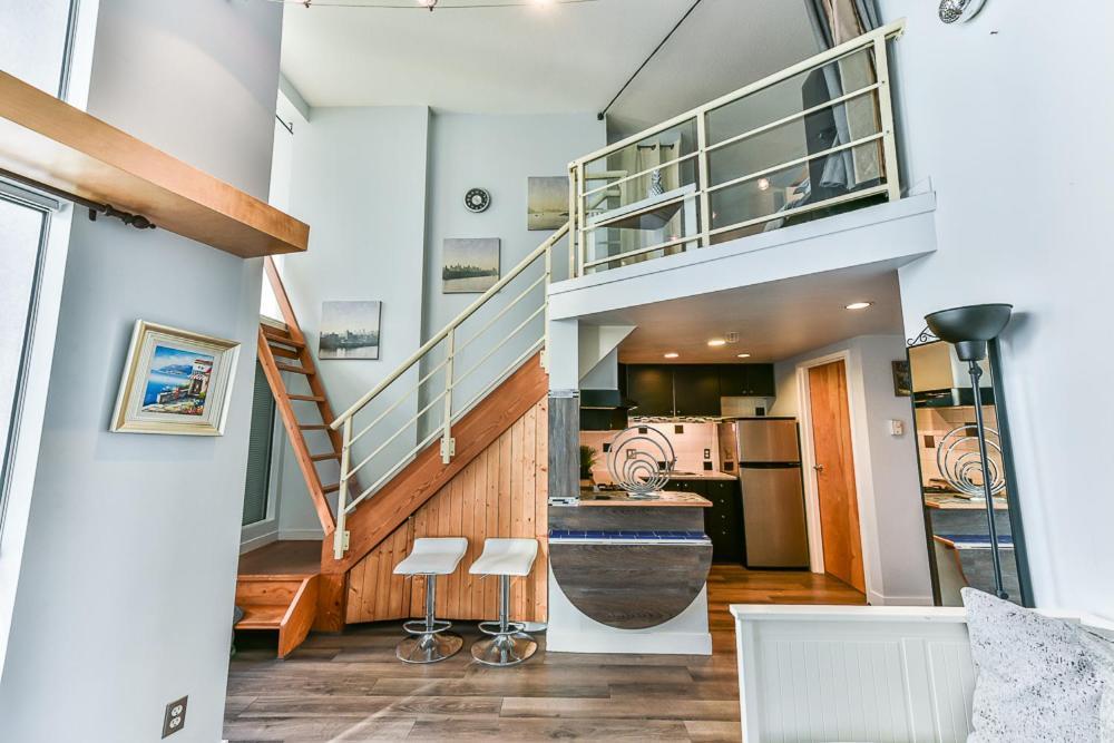 Funky Modern Loft In The Heart Of Downtown - #1 Location! Apartment Vancouver