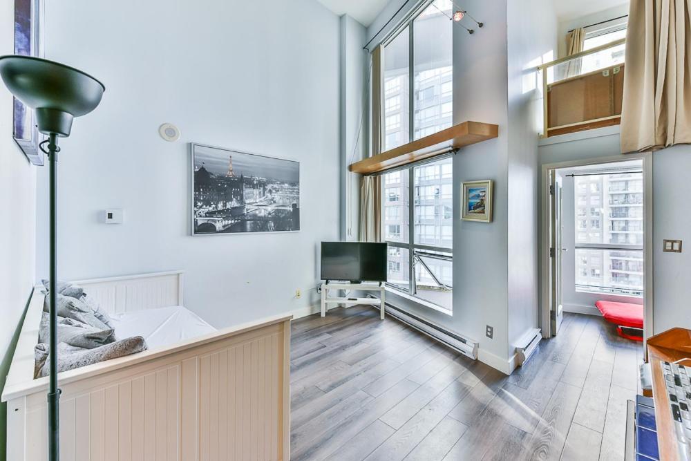Funky Modern Loft In The Heart Of Downtown - #1 Location!
