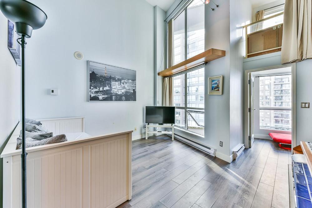 Funky Modern Loft In The Heart Of Downtown - #1 Location! *