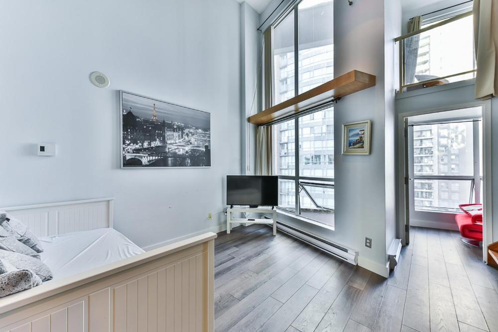 Apartment Funky Modern Loft In The Heart Of Downtown - #1 Location! Vancouver