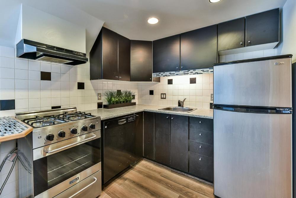 Apartment Funky Modern Loft In The Heart Of Downtown - #1 Location! Vancouver