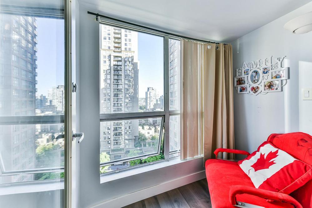 Funky Modern Loft In The Heart Of Downtown - #1 Location! Vancouver