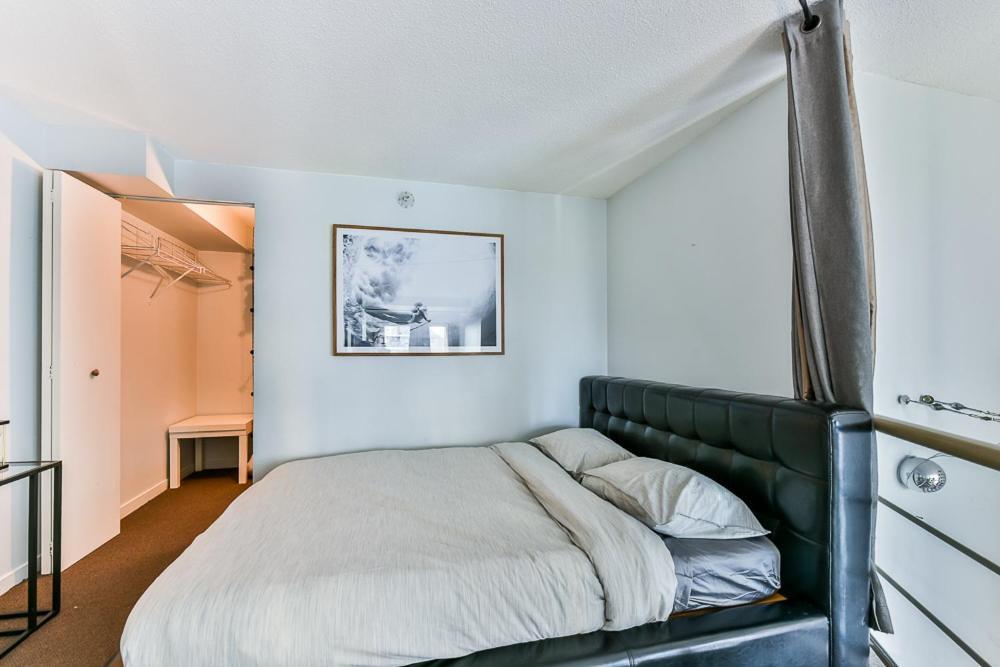 Funky Modern Loft In The Heart Of Downtown - #1 Location! Apartment Vancouver